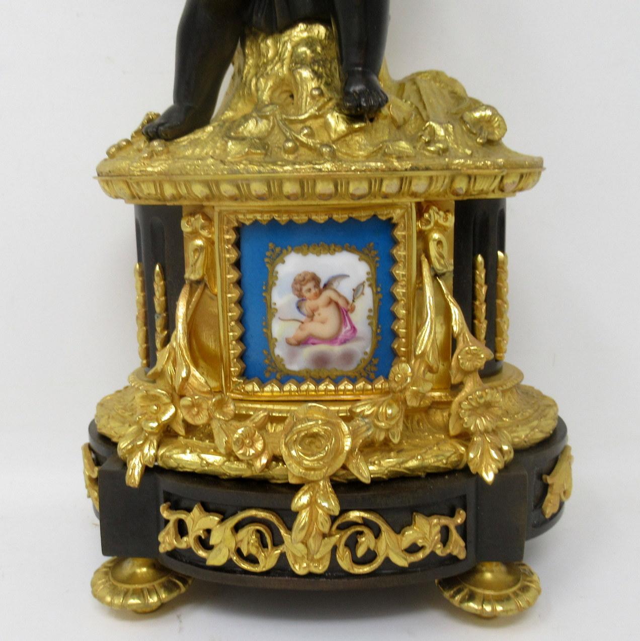 Paire de chandeliers en porcelaine de Sèvres ornée de bronze doré bleu céleste en vente 2