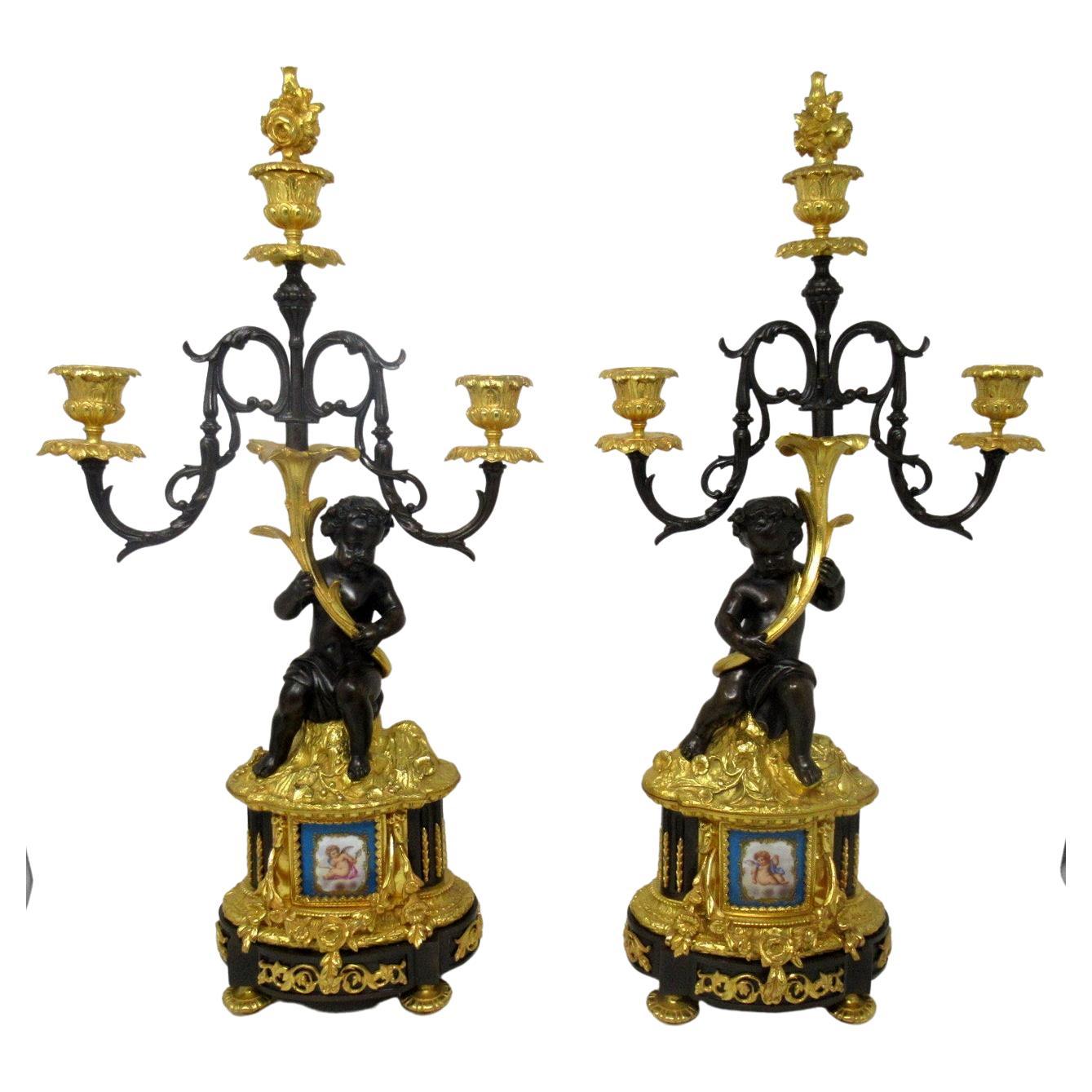 Paire de chandeliers en porcelaine de Sèvres ornée de bronze doré bleu céleste en vente