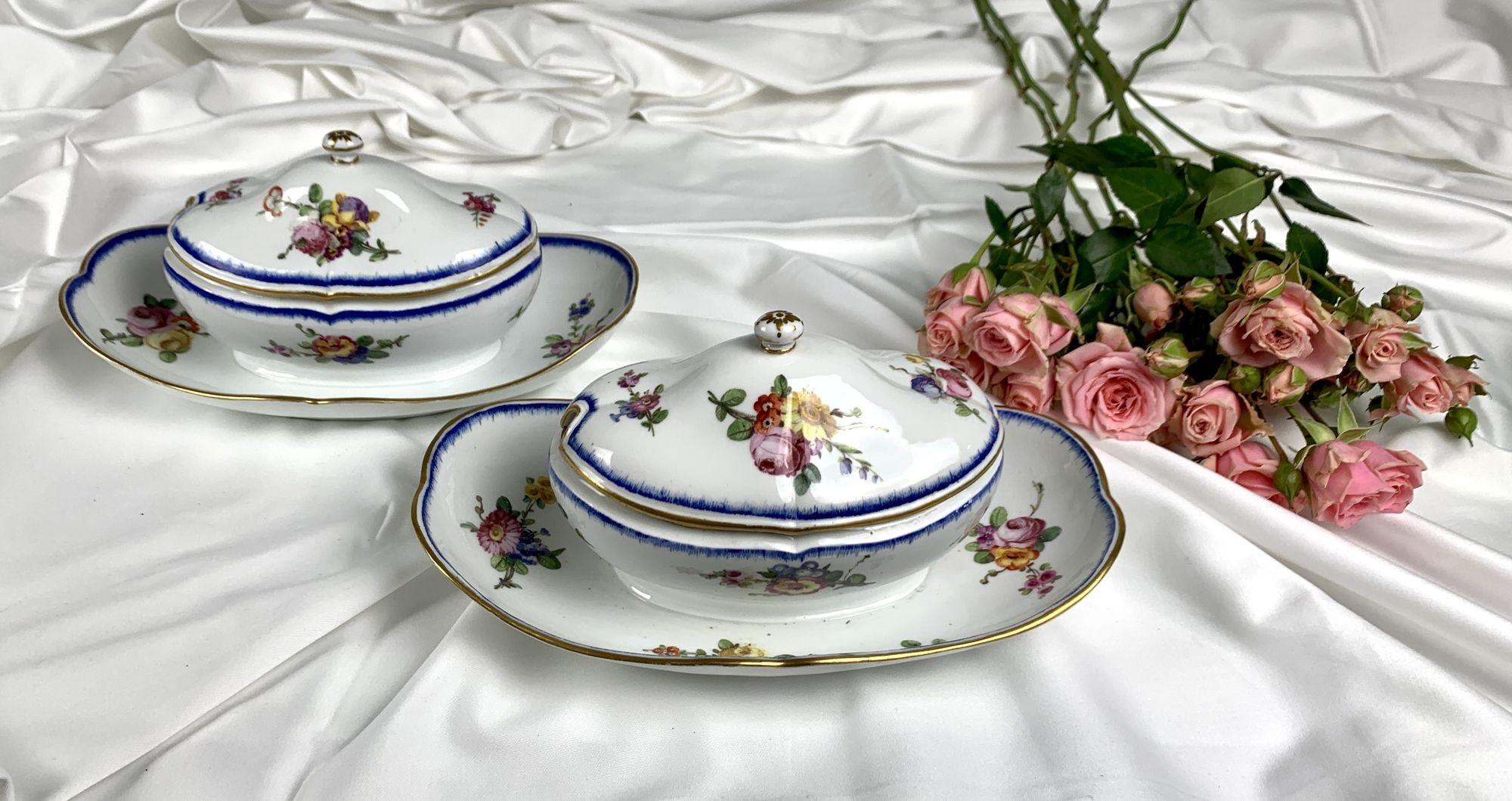 Pair Sèvres Porcelain Tureens with Feuille-de-Choux Pattern Borders 18th Century In Excellent Condition In Katonah, NY