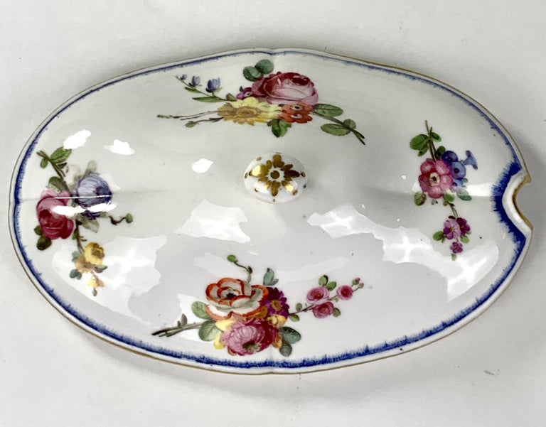 Pair Sèvres Porcelain Tureens with Feuille-de-Choux Pattern Borders 18th Century For Sale 2