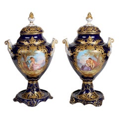 Paire de vases à couvercle de style Sèvres