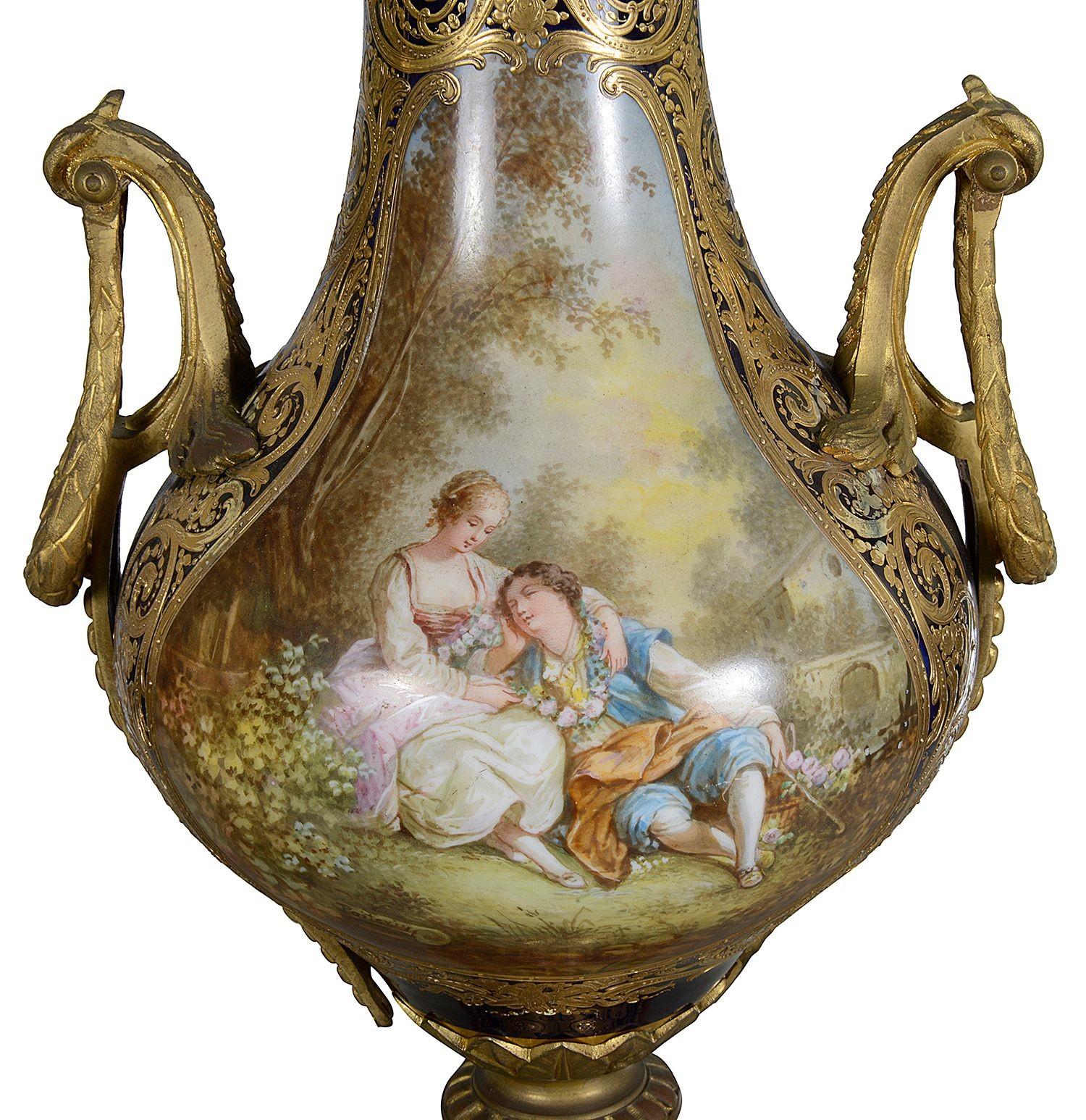 Pair Sevres style lidded vases, C19th Francés en venta