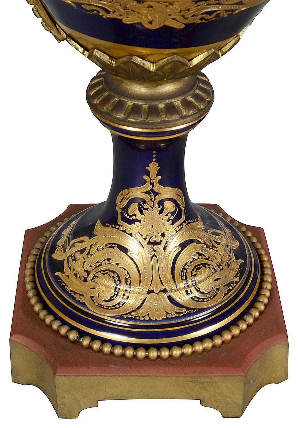 Pair Sevres style lidded vases, C19th Pintado a mano en venta