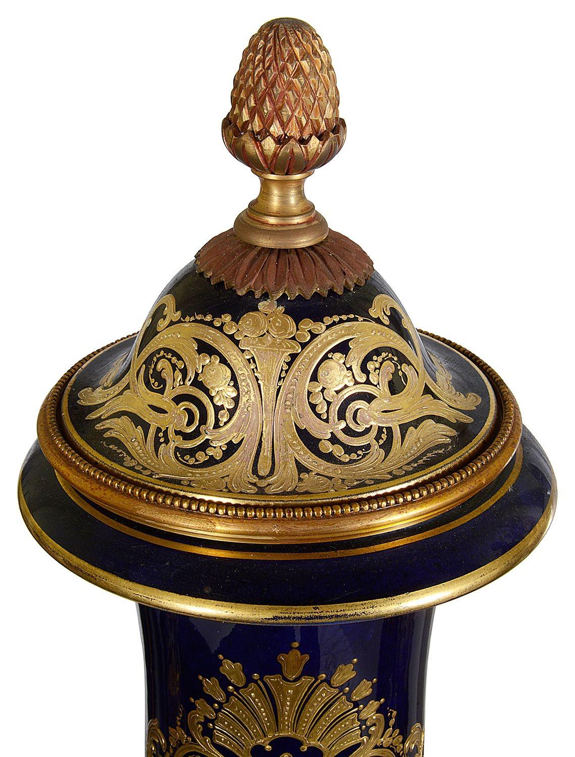 Pair Sevres style lidded vases, C19th en Bueno estado para la venta en Brighton, Sussex