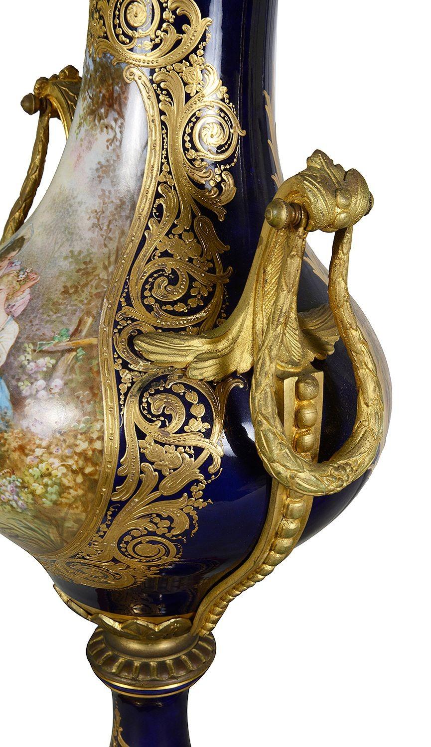 Pair Sevres style lidded vases, C19th siglo XIX en venta