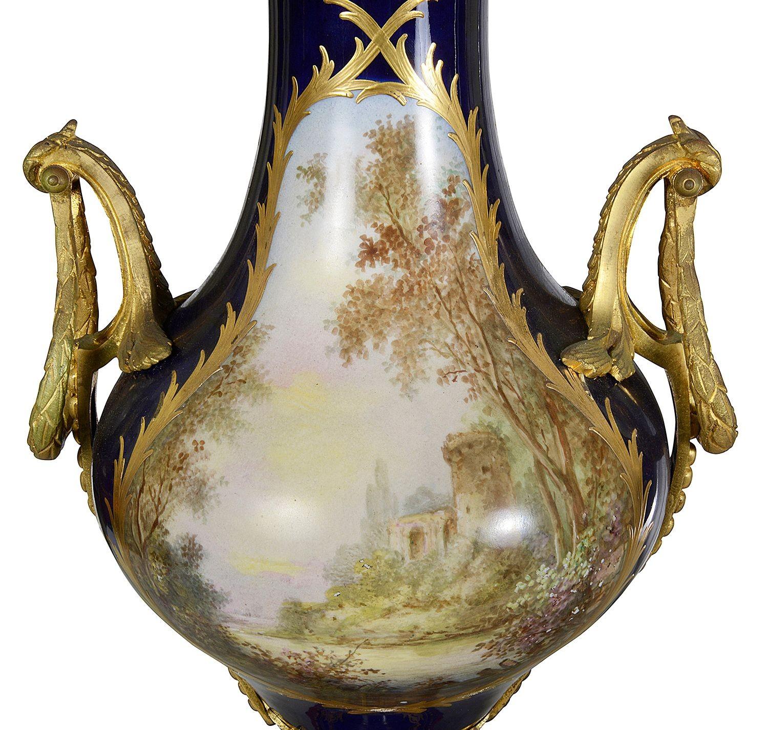 Pair Sevres style lidded vases, C19th en venta 1