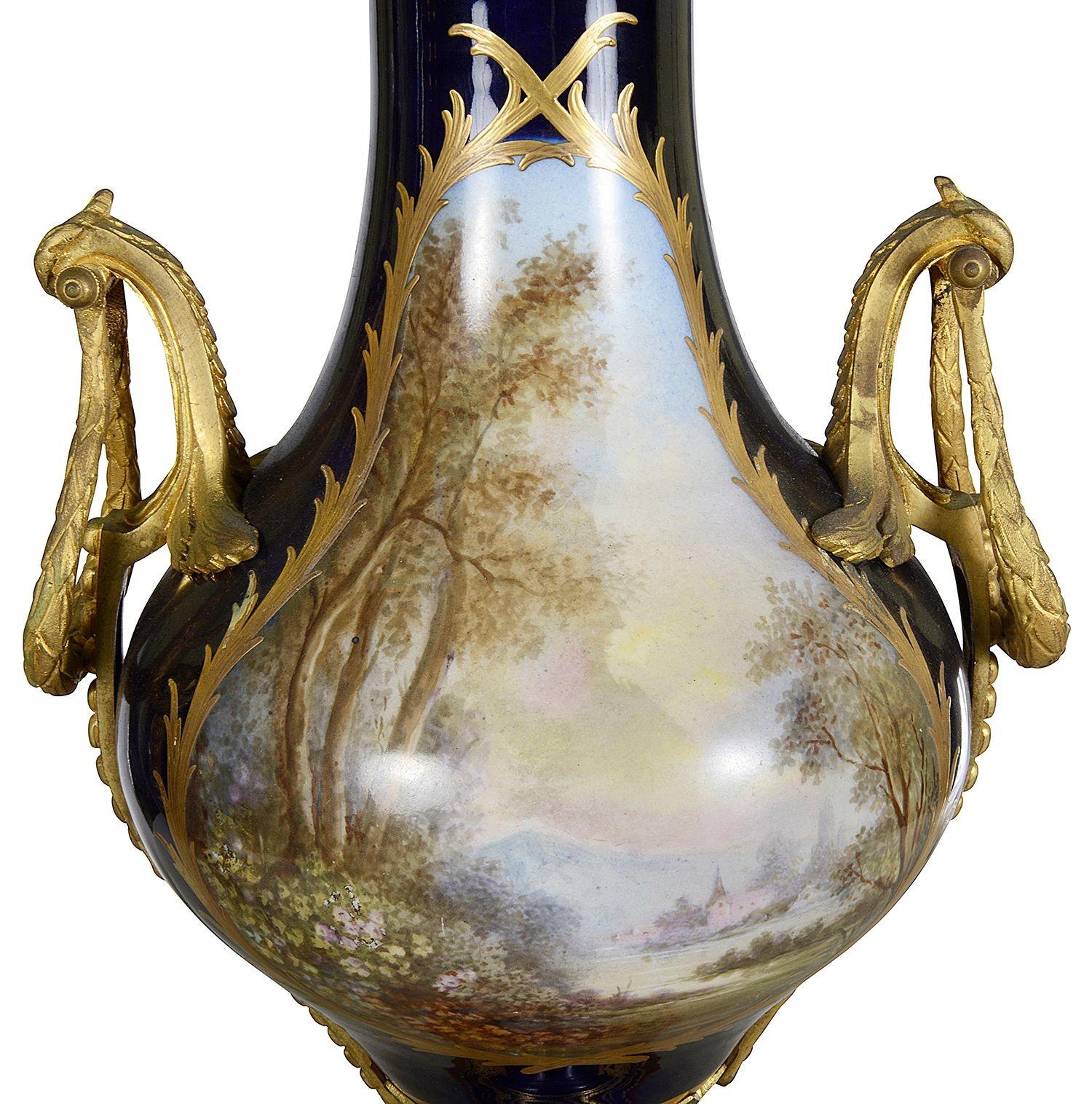 Pair Sevres style lidded vases, C19th en venta 2