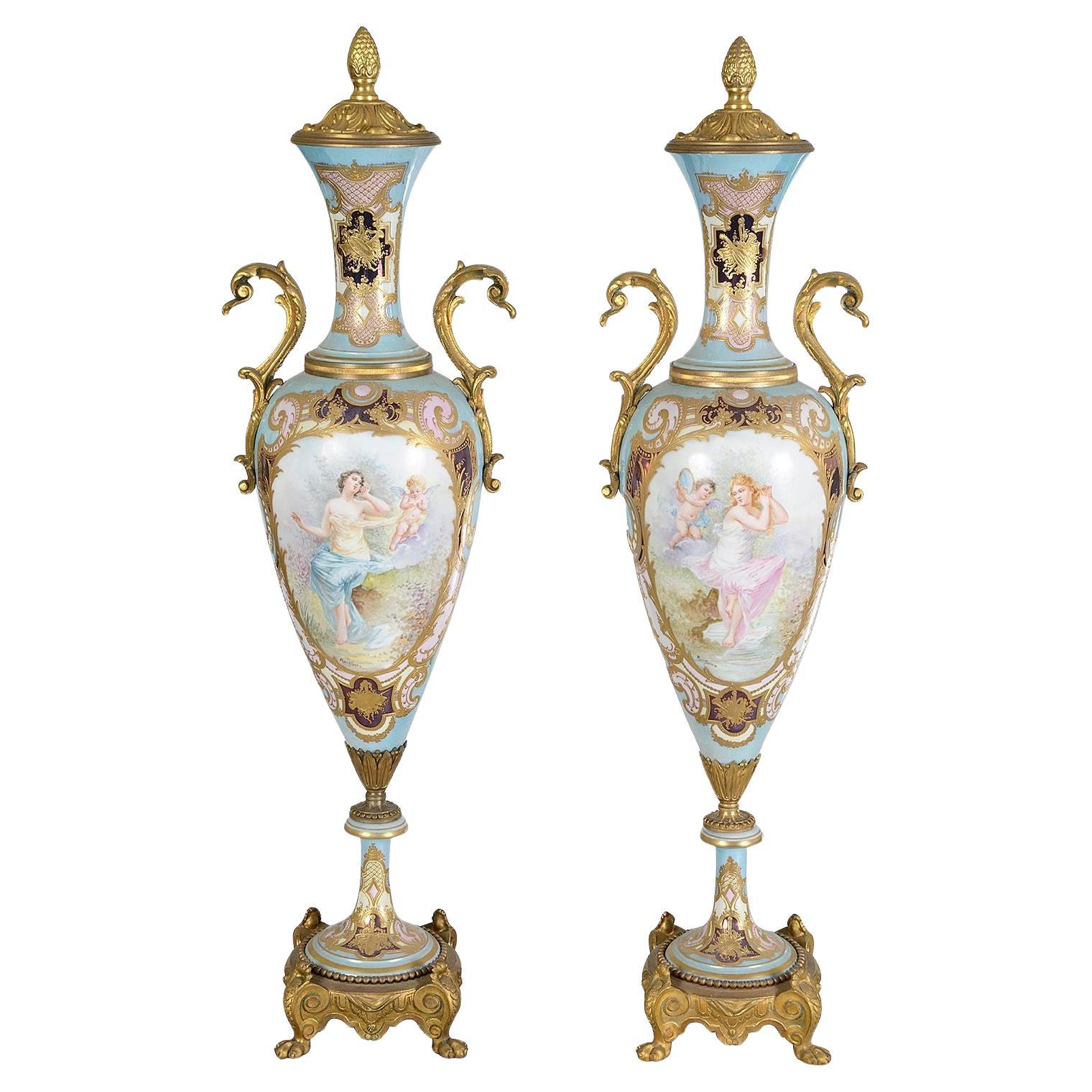 Pareja de jarrones con tapa estilo Sevres, Siglo XIX