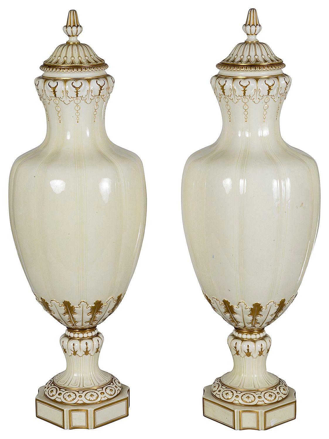 Coppia di vasi con coperchio in porcellana francese di Sèvres della fine del XIX secolo, color avorio, con delicate decorazioni dorate sul corpo scanalato e dettagli di nappe e foglie sui coperchi e sulle basi.

Lotto 83 SH