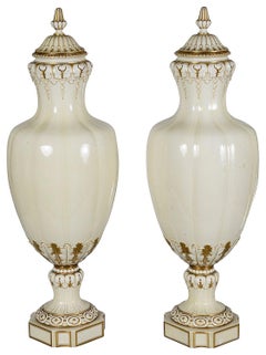 Paar Deckelvasen im Stil von Sèvres, Ende 19.