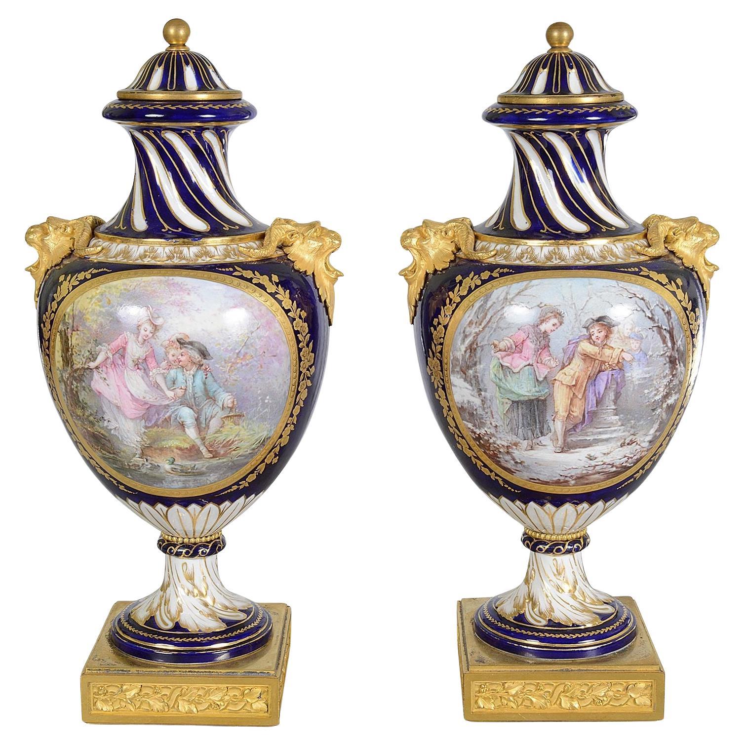 Pareja de jarrones con tapa estilo Sevres, finales del siglo XIX