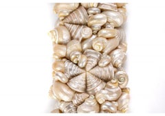 Coppia di candelabri dorati con decorazione a conchiglia di Tony Duquette