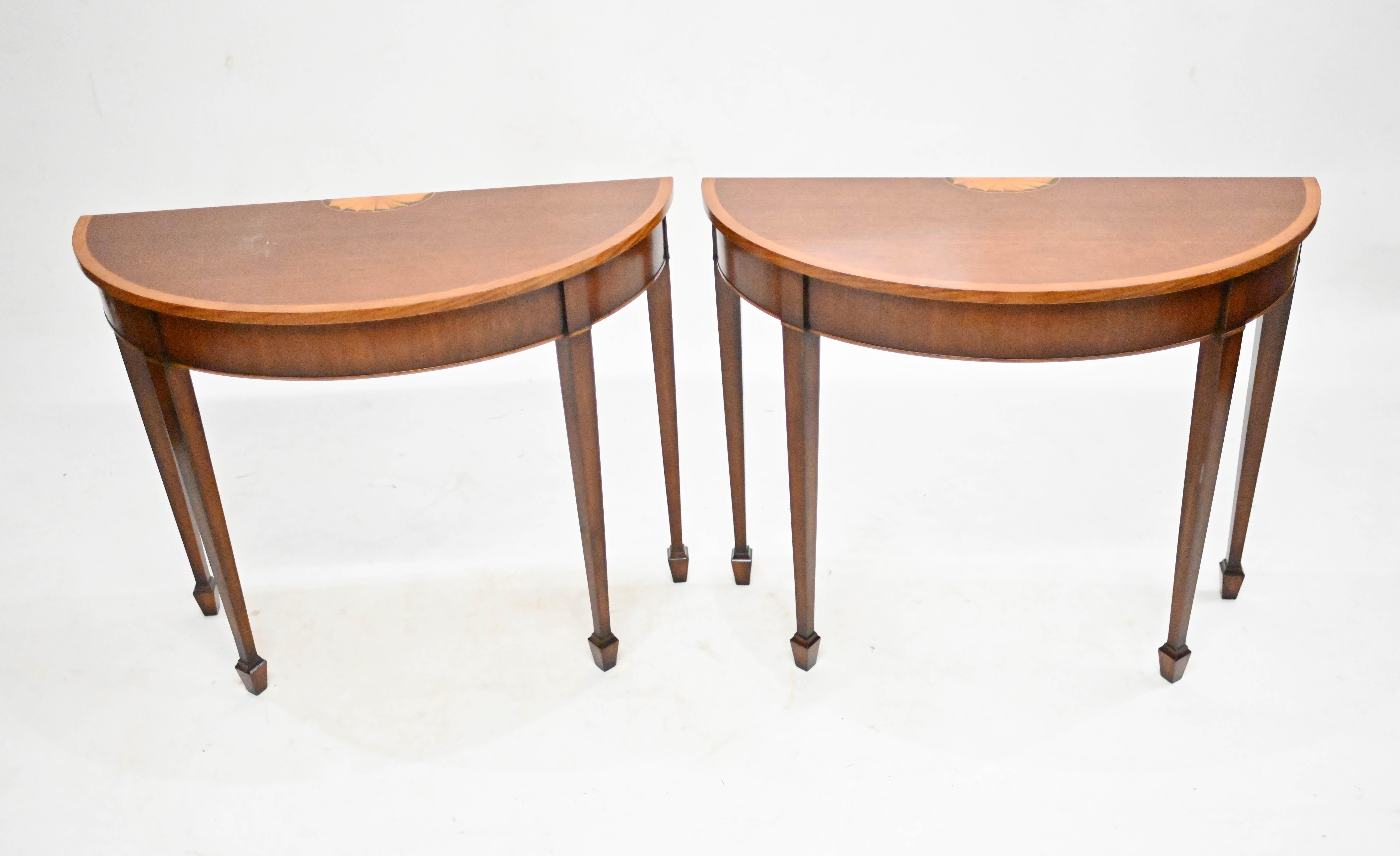 Coppia di consolle in mogano demi lune alla maniera degli Sheraton
Un design così elegante e raffinato con le gambe affusolate.
Un mobile classico che si adatta a qualsiasi interno
Presenta intarsi in legno satinato, fasce incrociate e un motivo a