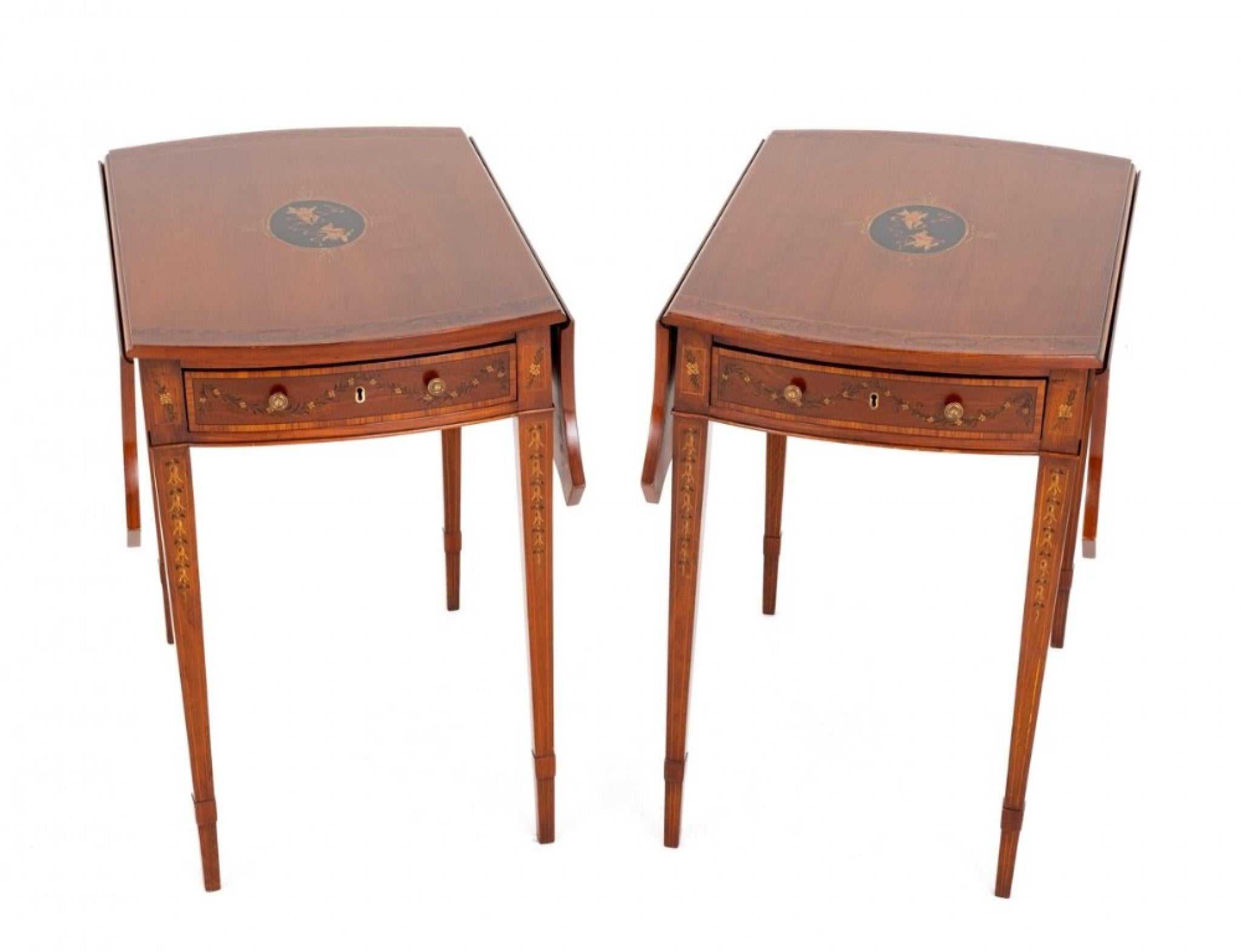 Coppia di tavoli Pembroke in mogano Sheraton Revival.
Questi tavoli sono sollevati da gambe affusolate.
Circa 1920
I piani dei tavoli sono a forma di farfalla quando vengono aperti.
Ogni tavolo ha un cassetto funzionante con pomello in ottone.
I