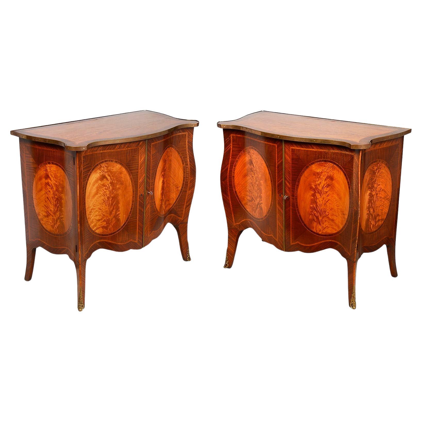 Coppia di commodes a serpentina Sheraton Revival, 1920 circa in vendita
