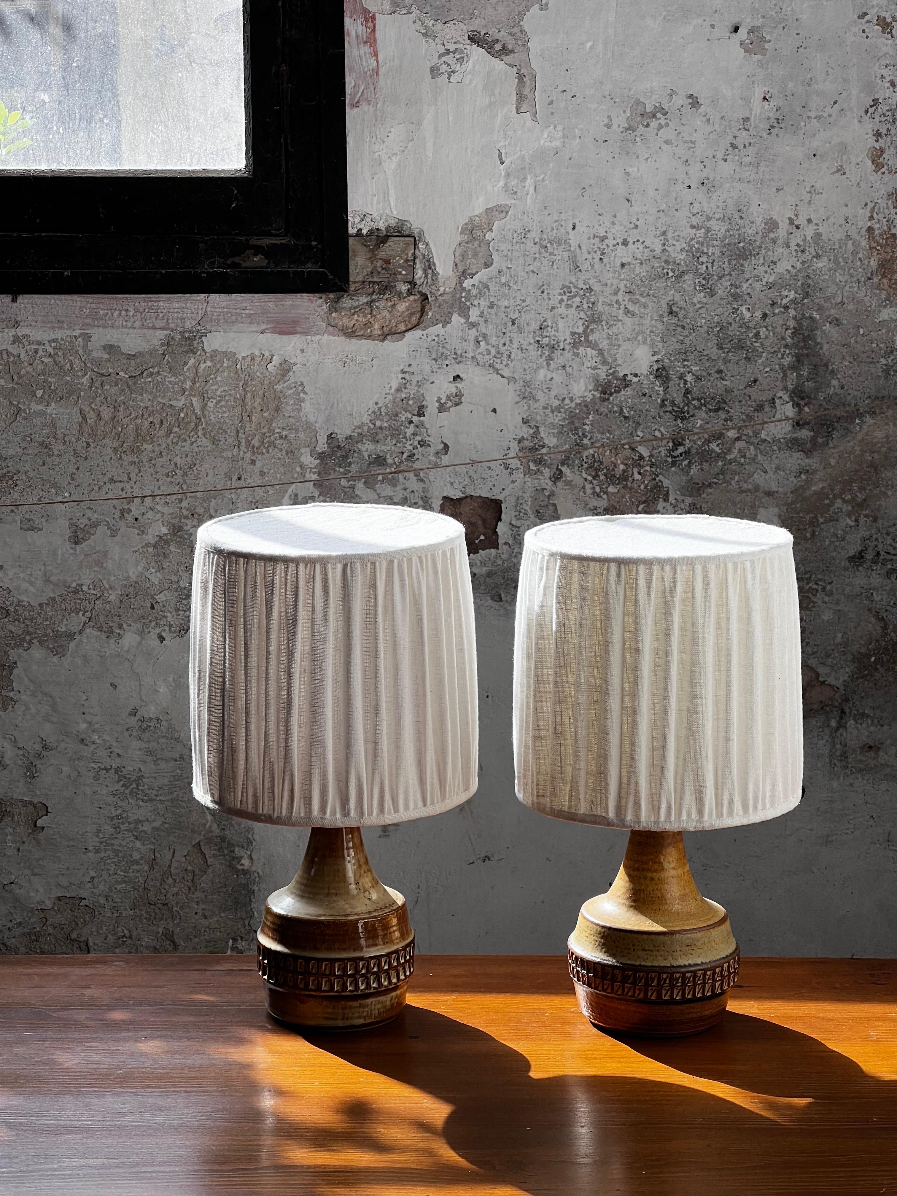 Coppia di lampade da tavolo in ceramica Søholm realizzate in argilla con varie tonalità di marrone/arancio. Questa è una coppia di lampade da tavolo molto elegante. Abbiamo sostituito i paralumi con un nuovo lino belga fatto a mano e tutti i