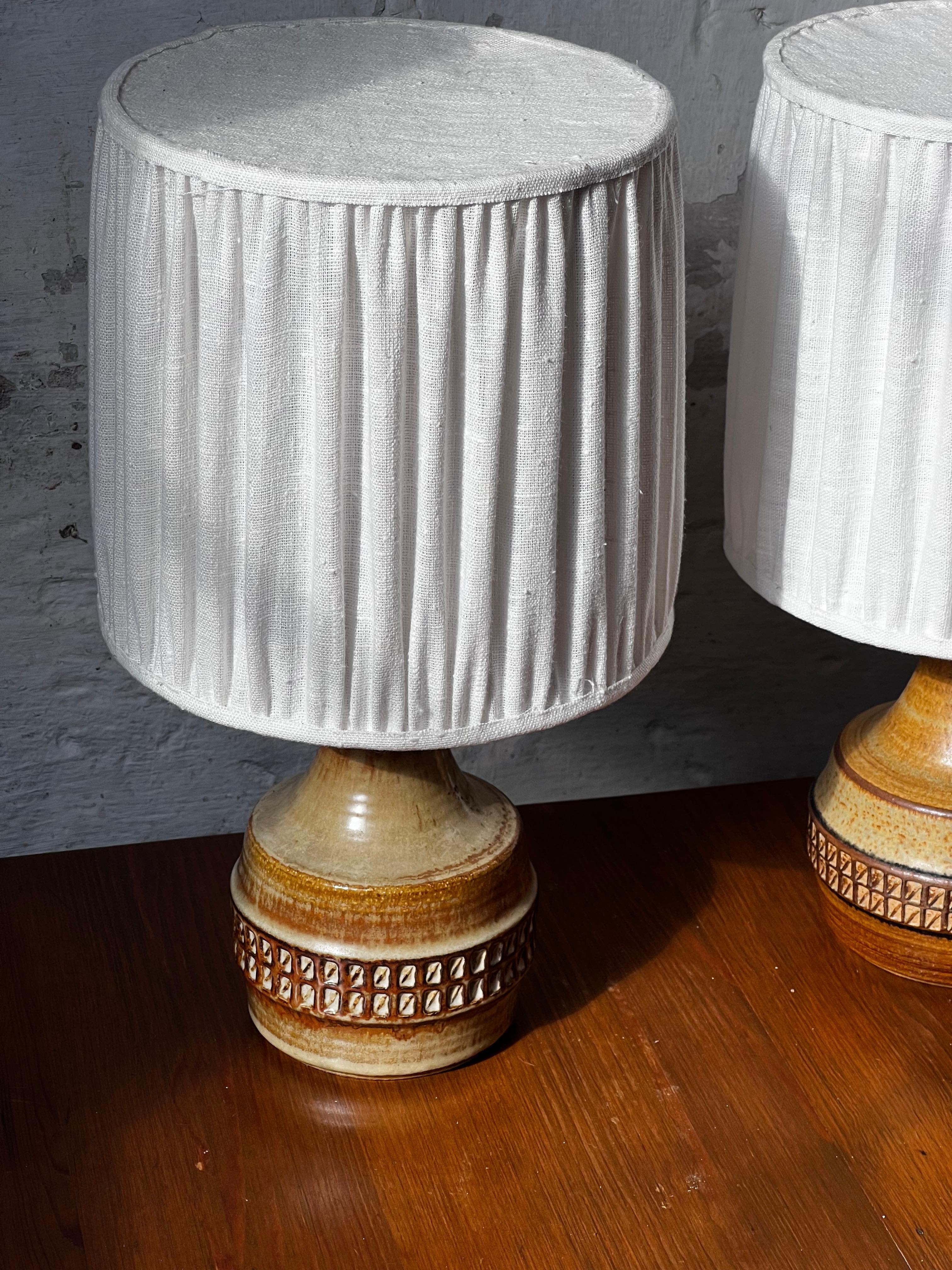 Fatto a mano Coppia di lampade in ceramica Søholm H41 cm,  prodotto in Danimarca negli anni '60 in vendita