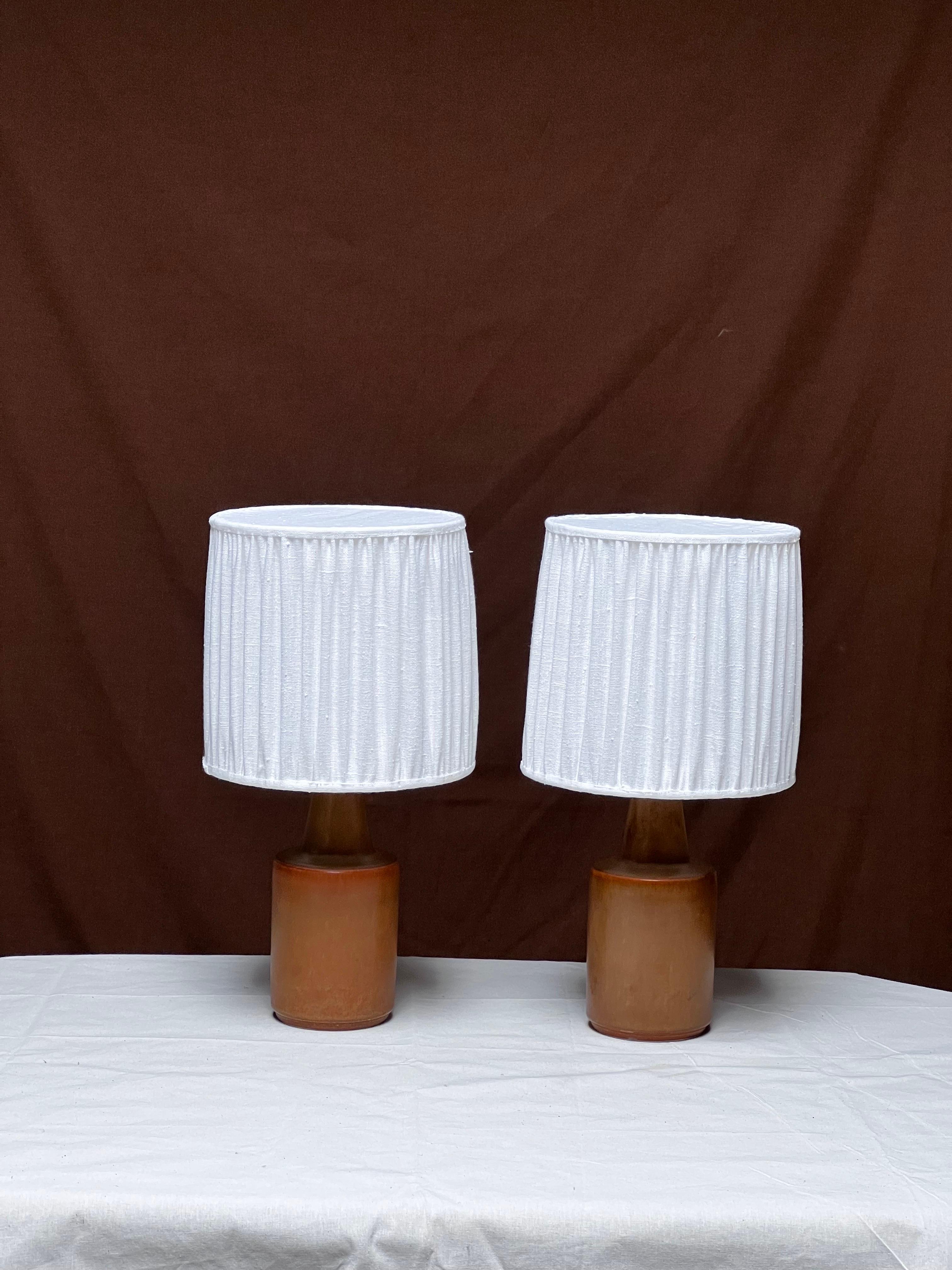 Pair of Søholm ceramics table lamps made of clay with various shades of brown / orange. This is a very elegant pair of table lamps. We have replaced the shades by new handmade Belgian linen and all electrical components including eggshell cotton