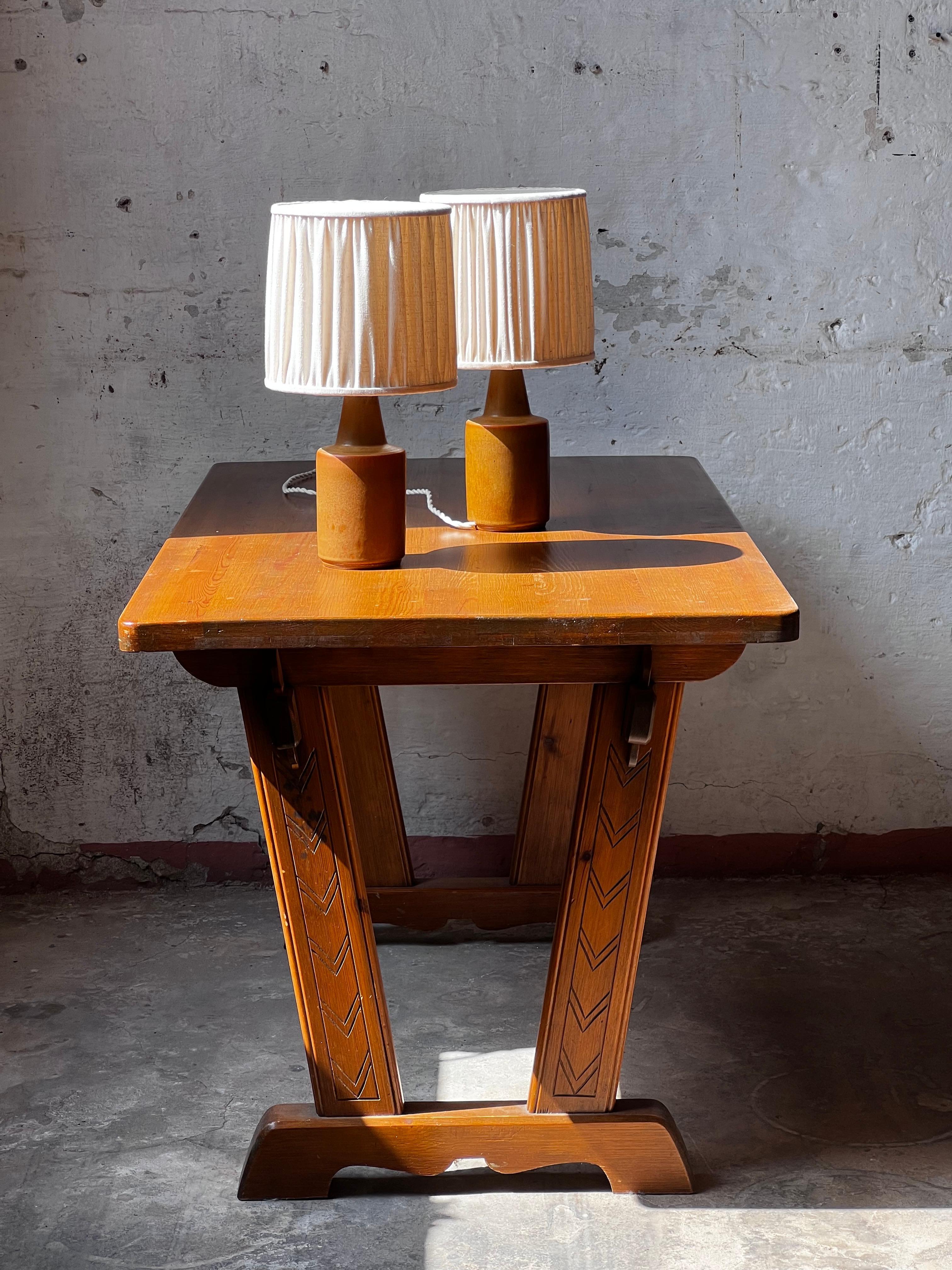 Paire de lampes de table en céramique Søholm en argile avec différentes nuances de brun / orange. Il s'agit d'une paire de lampes de table très élégante. Nous avons remplacé les abat-jours par du nouveau lin belge fait main et tous les composants