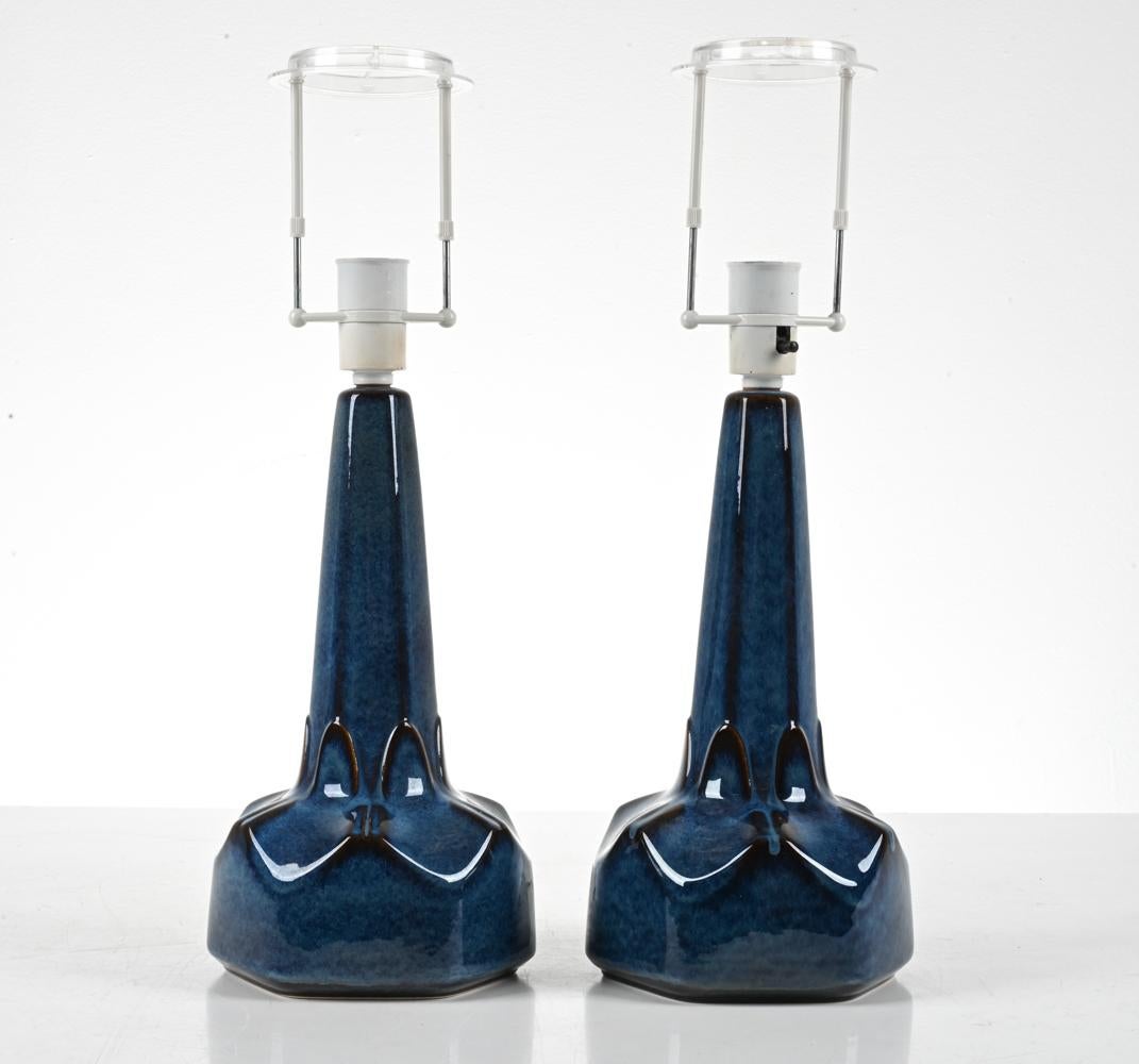 Illuminez votre espace avec une touche d'élégance danoise du milieu du siècle grâce à cette exquise paire de lampes de table Søholm. Fabriquées au Danemark dans les années 1960, ces lampes illustrent le célèbre savoir-faire de Søholm, reconnu pour