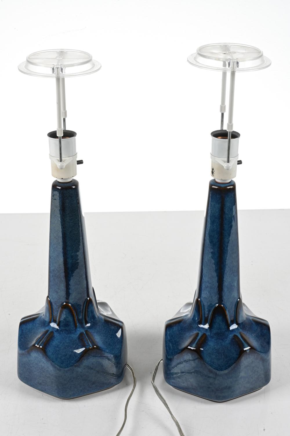 Paar Søholm Tischlampen, dunkelblaues Steingut, Dänemark, 1960er Jahre im Angebot 1