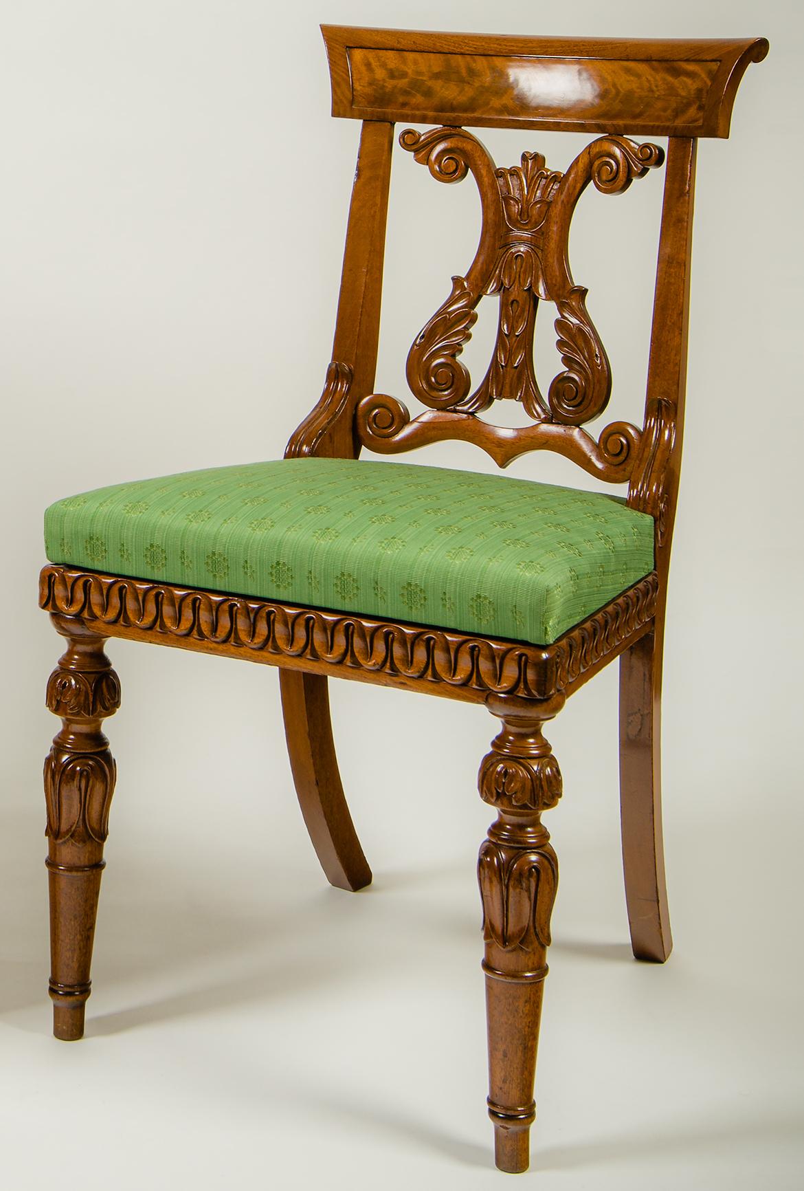 Paire de chaises d'appoint à dossier lyre Excellent état - En vente à New York, NY