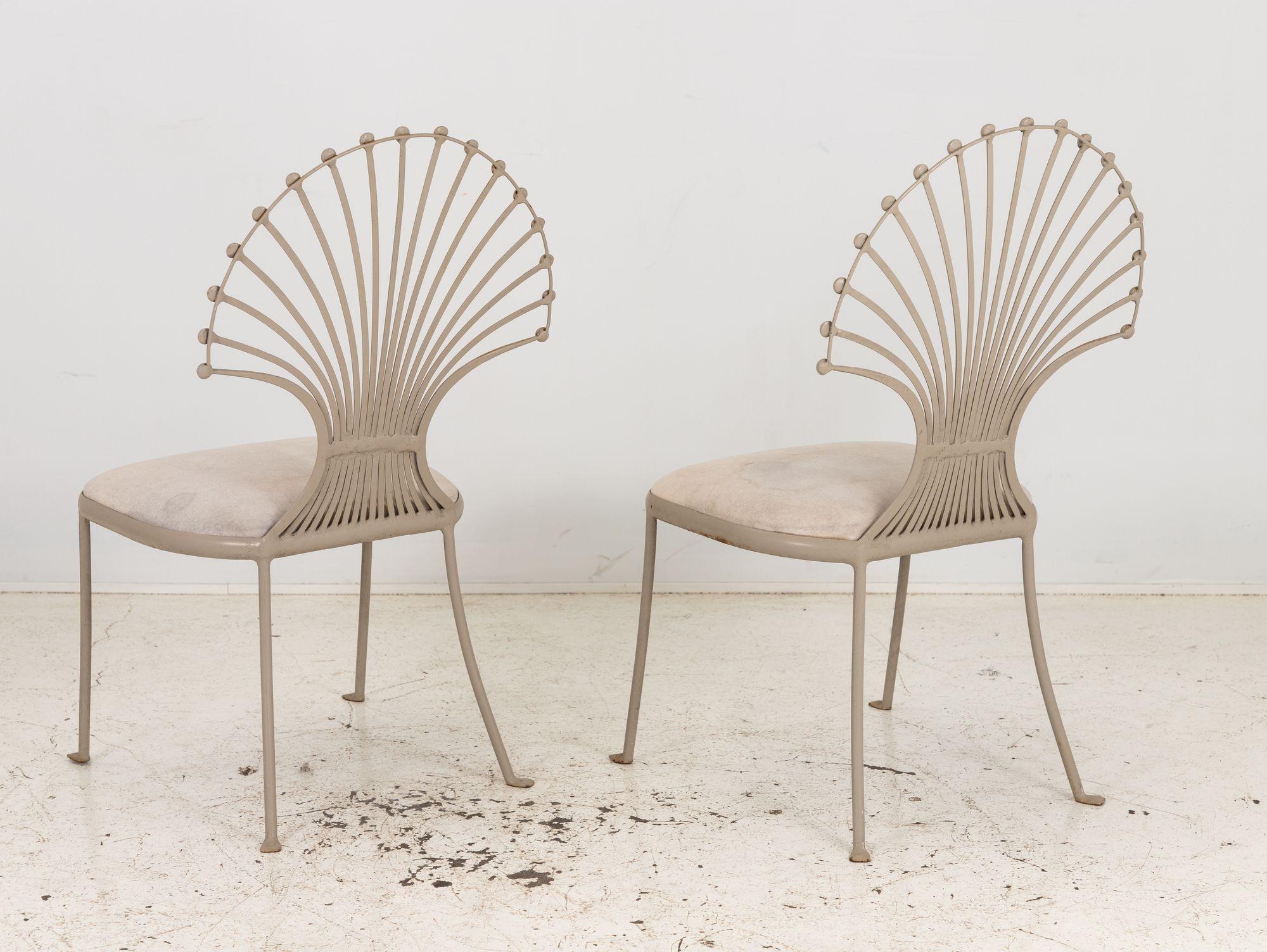 Beistellstühle mit Pfauen- oder Weizengarbenblattmotiv, grau lackiertes Aluminium, Paar im Angebot 5
