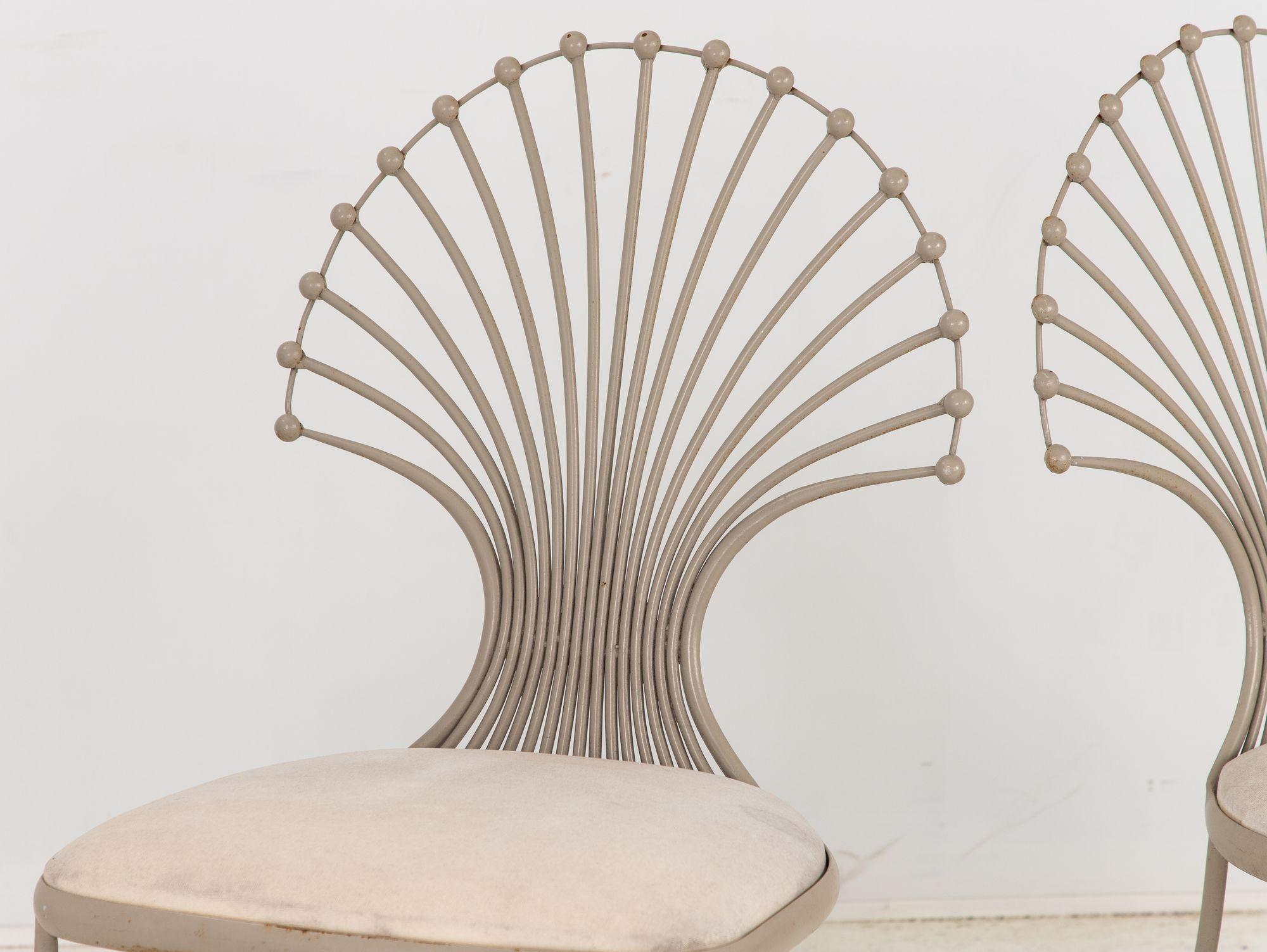 Beistellstühle mit Pfauen- oder Weizengarbenblattmotiv, grau lackiertes Aluminium, Paar im Zustand „Gut“ im Angebot in South Salem, NY