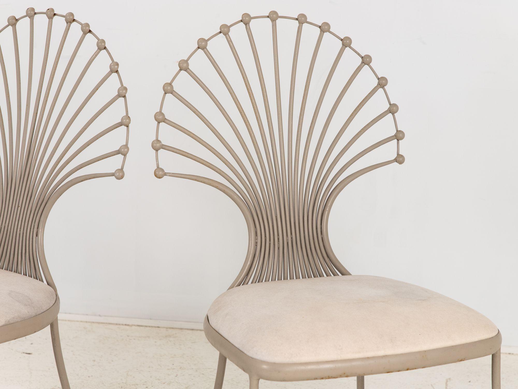 Beistellstühle mit Pfauen- oder Weizengarbenblattmotiv, grau lackiertes Aluminium, Paar (Ende des 20. Jahrhunderts) im Angebot