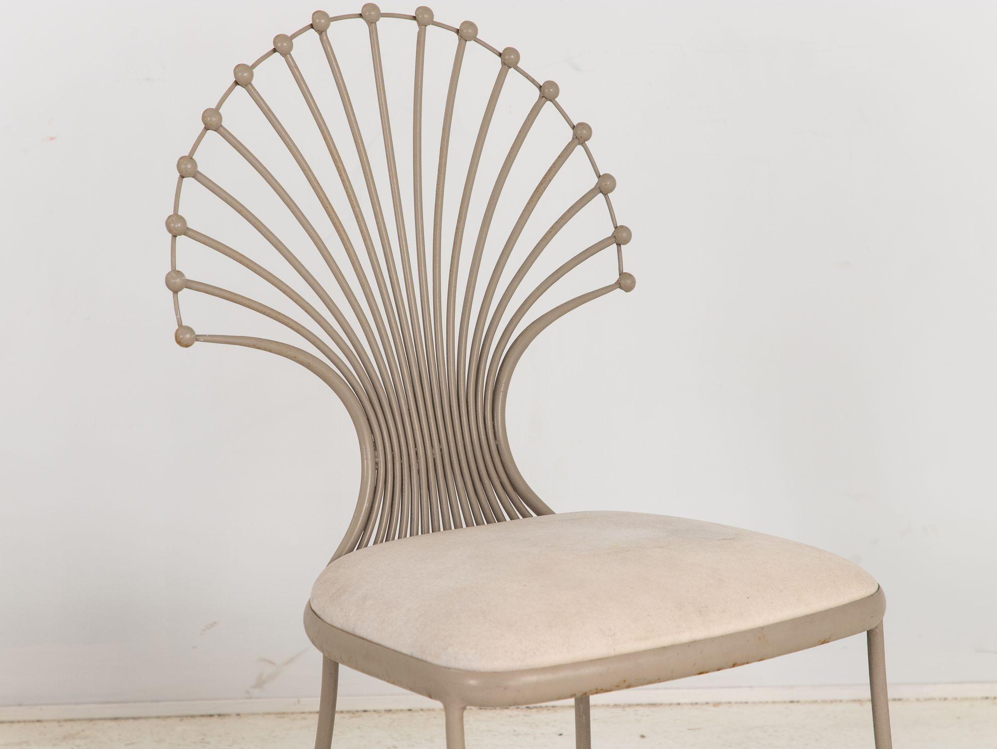 Beistellstühle mit Pfauen- oder Weizengarbenblattmotiv, grau lackiertes Aluminium, Paar im Angebot 2