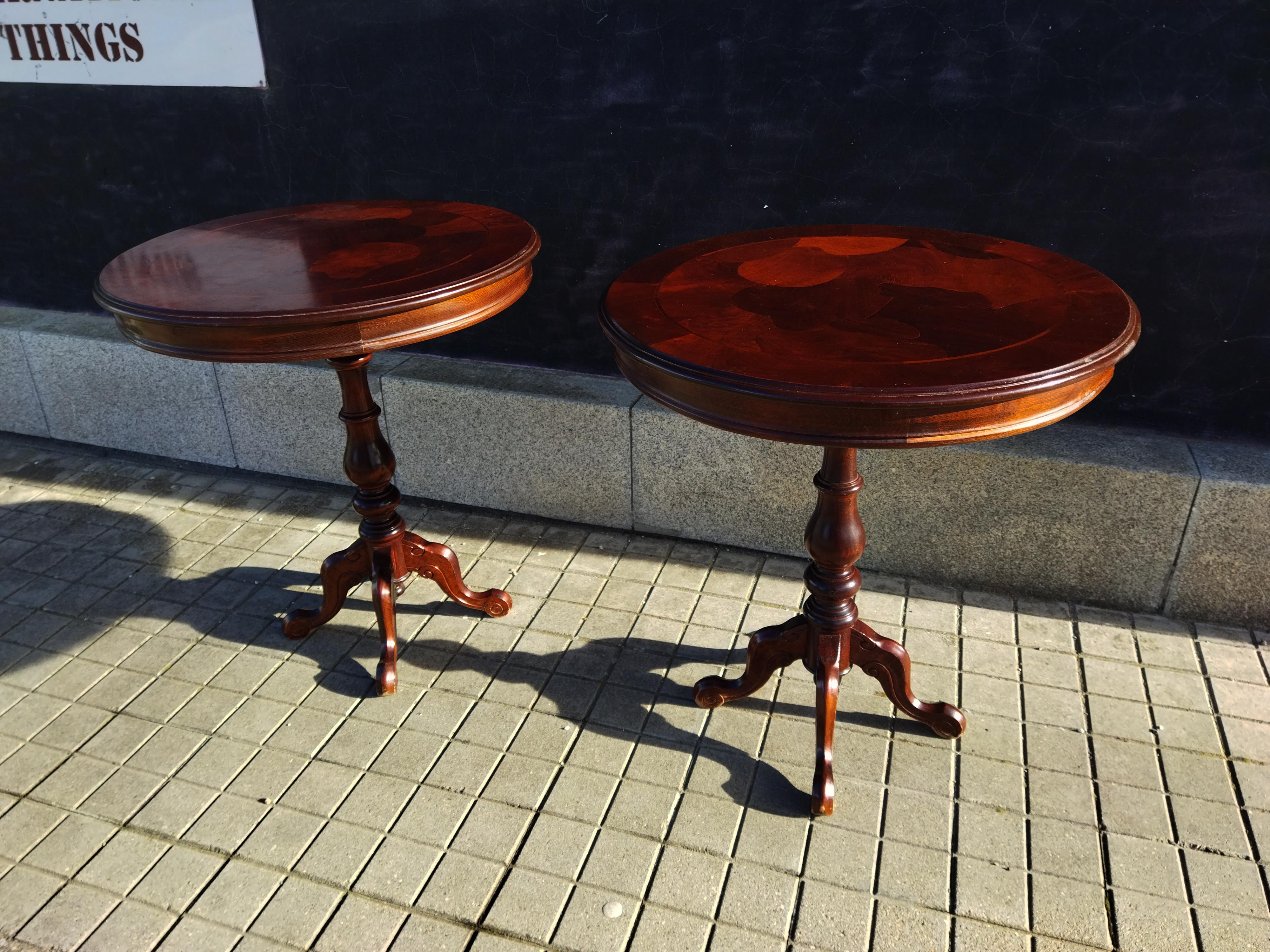 Diese Tische sind rund auf einem Dreibein Luis Felipe Stil, Queen Anne Stil Beistelltisch

Schöne Holztische. Dieses Paar Tische aus der Mitte des Jahrhunderts ist in perfektem Zustand und hat seine wertvolle ursprüngliche Oberfläche mit einer