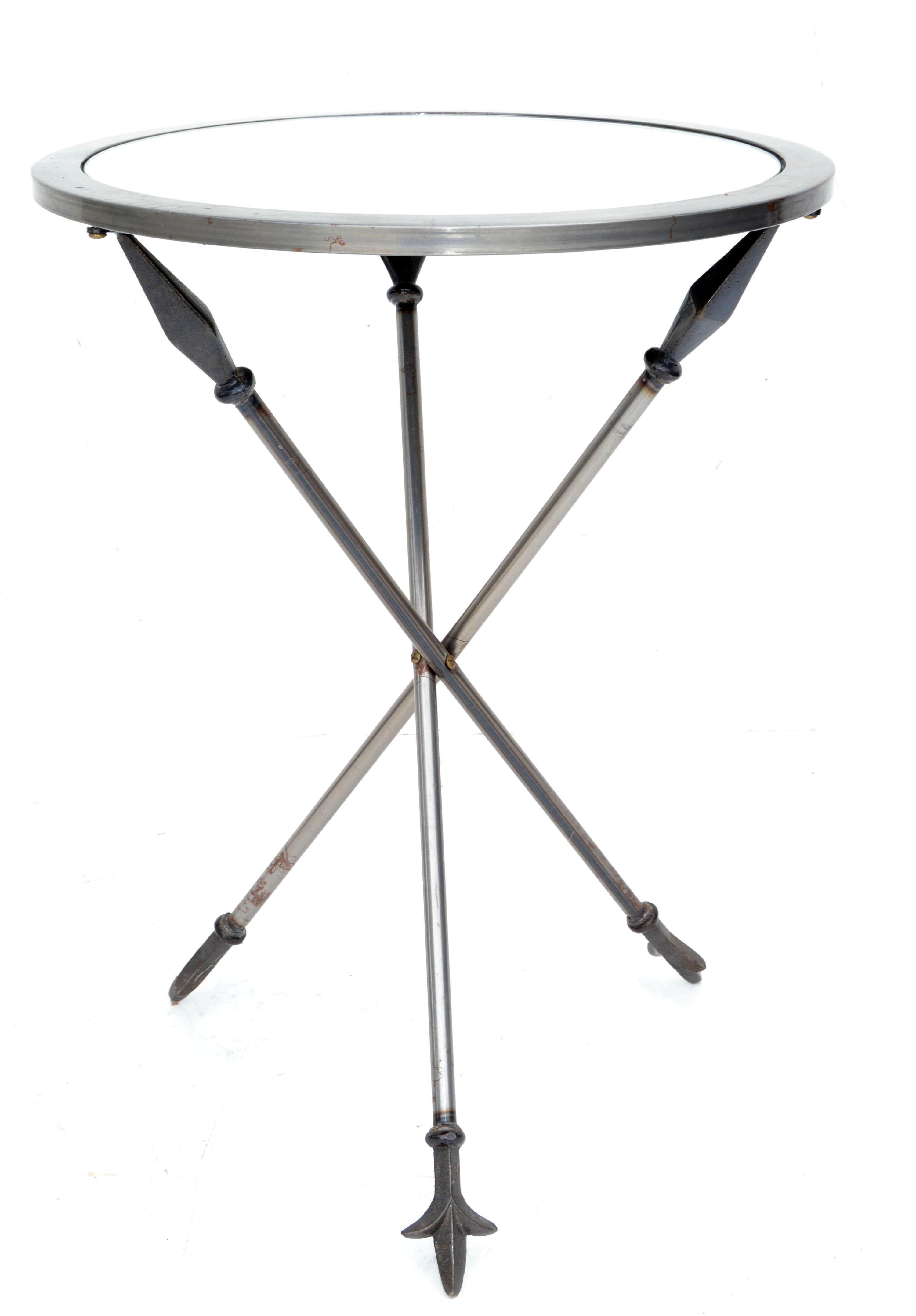 Beistelltische, Jacques Adnet, Pfeil, surefarbenes Nickel und Spiegelglasplatte, Frankreich 1960, Paar (Moderne der Mitte des Jahrhunderts) im Angebot