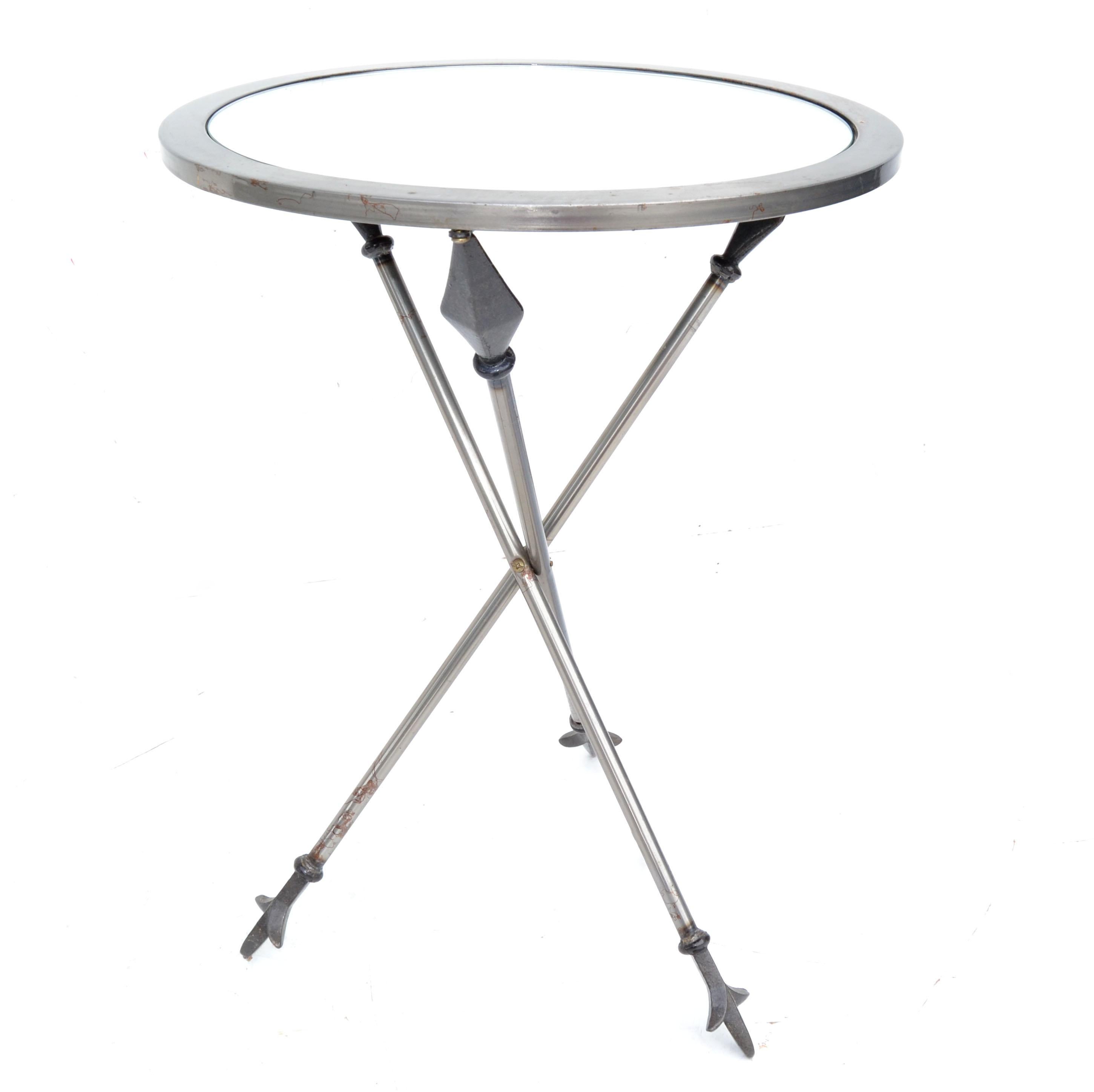 Beistelltische, Jacques Adnet, Pfeil, surefarbenes Nickel und Spiegelglasplatte, Frankreich 1960, Paar (Handgefertigt) im Angebot