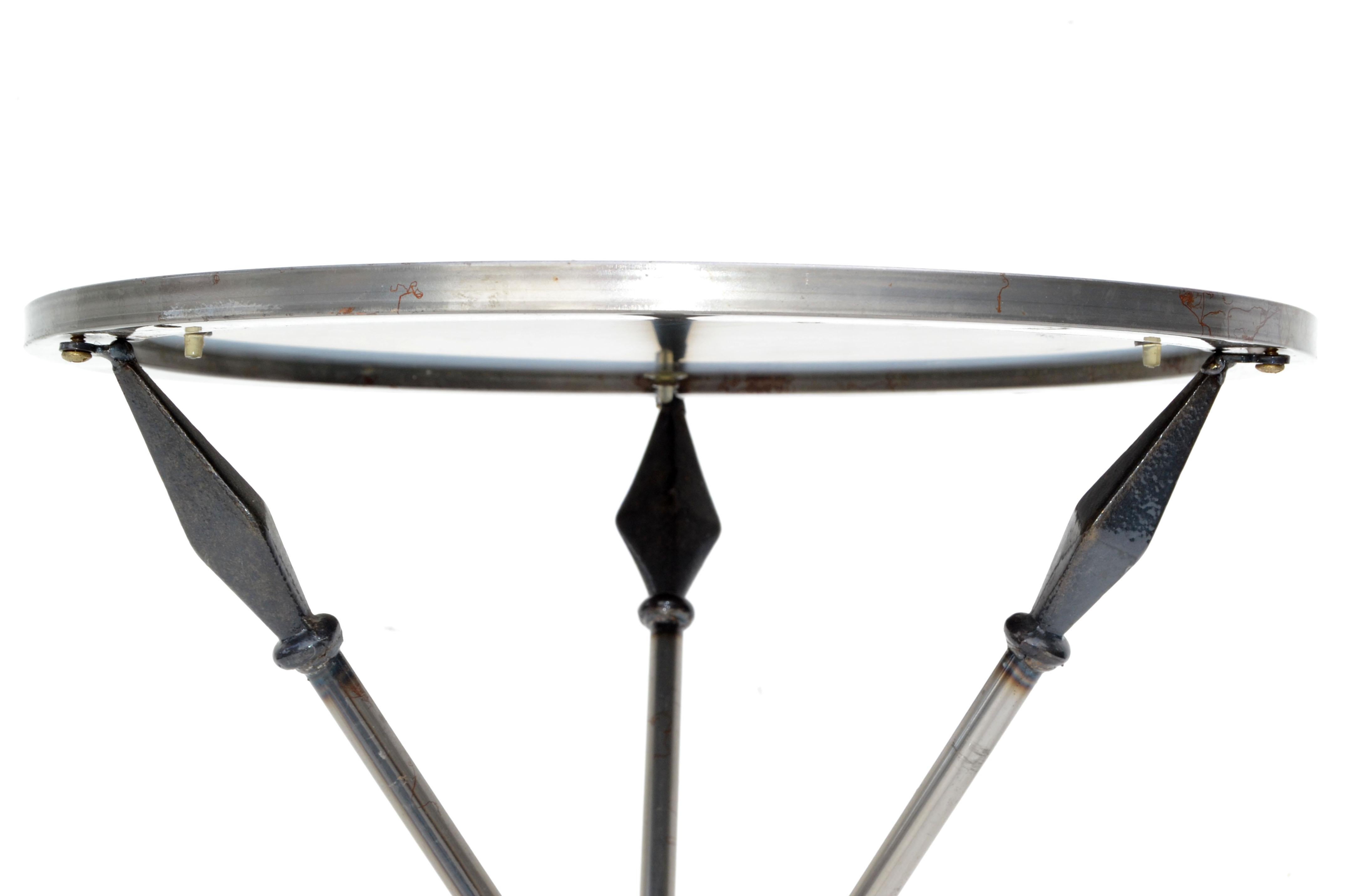 Beistelltische, Jacques Adnet, Pfeil, surefarbenes Nickel und Spiegelglasplatte, Frankreich 1960, Paar im Zustand „Gut“ im Angebot in Miami, FL