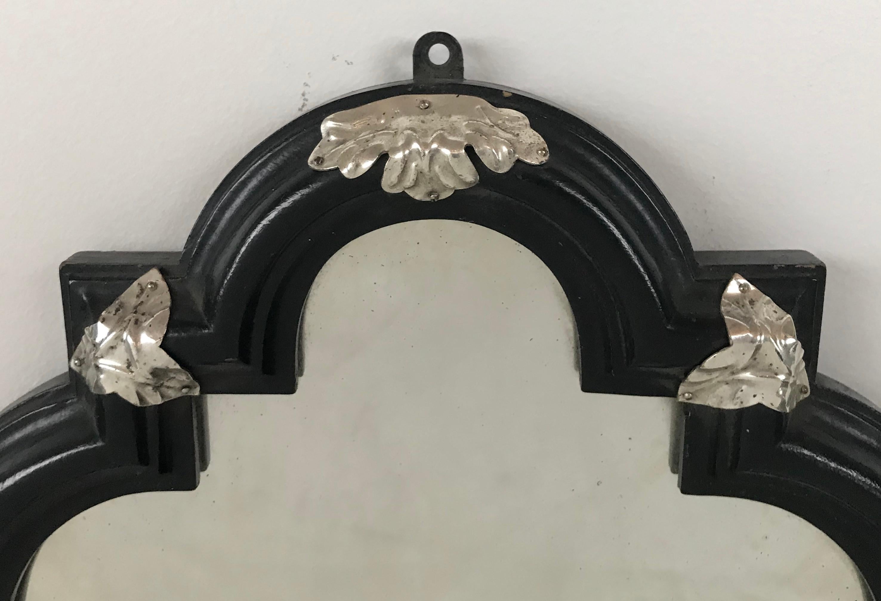 Questa bella coppia di appliques è opera del famoso costruttore Edward F. Caldwell.
Presentano schienali originali a specchio incorniciati in cornici di legno ebanizzato intagliato con montature argentate. Queste applique sono state ricablate di