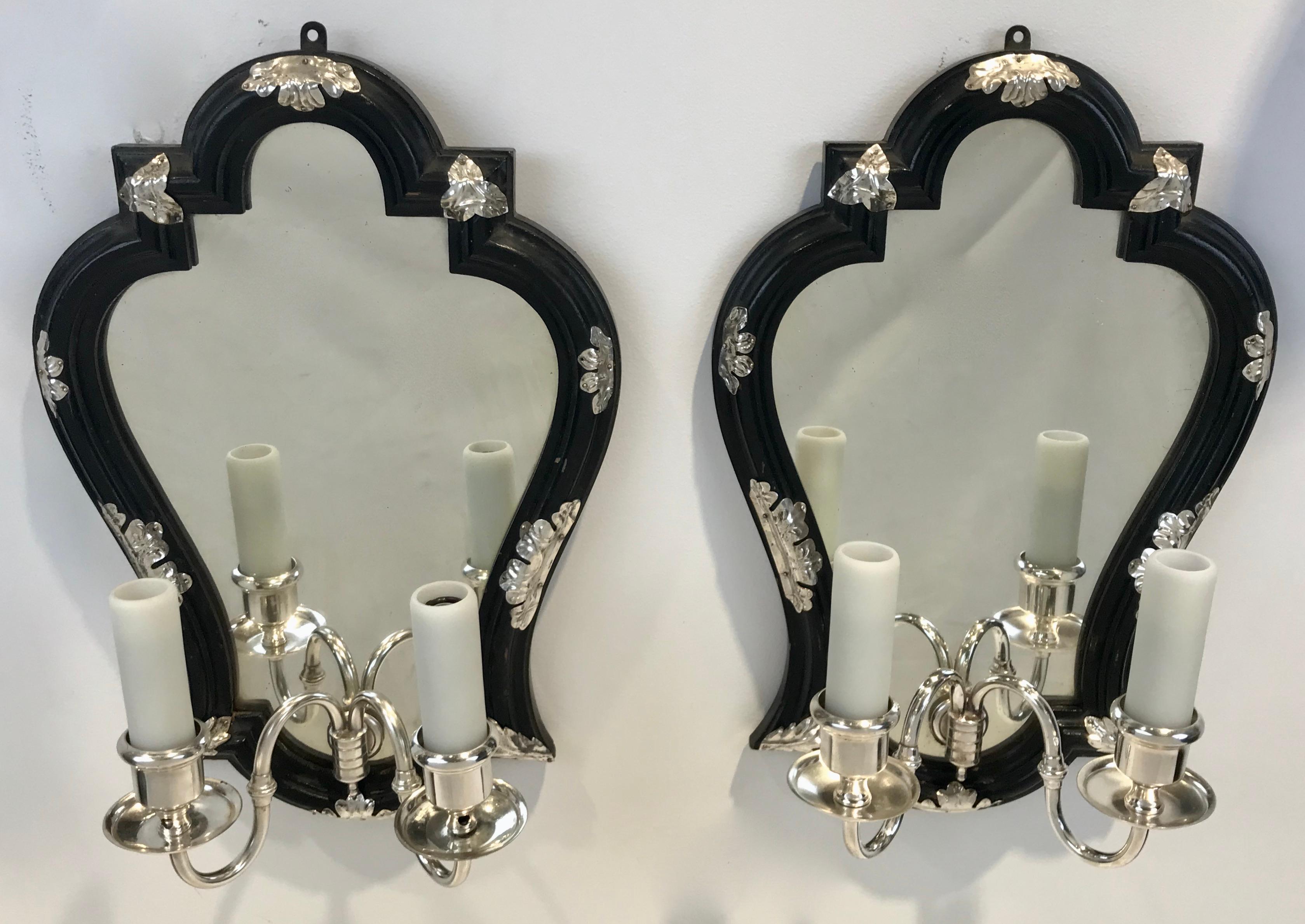 Coppia di sconsigliere firmate Caldwell con retro a specchio, intagliate in ebano e argento in vendita 1