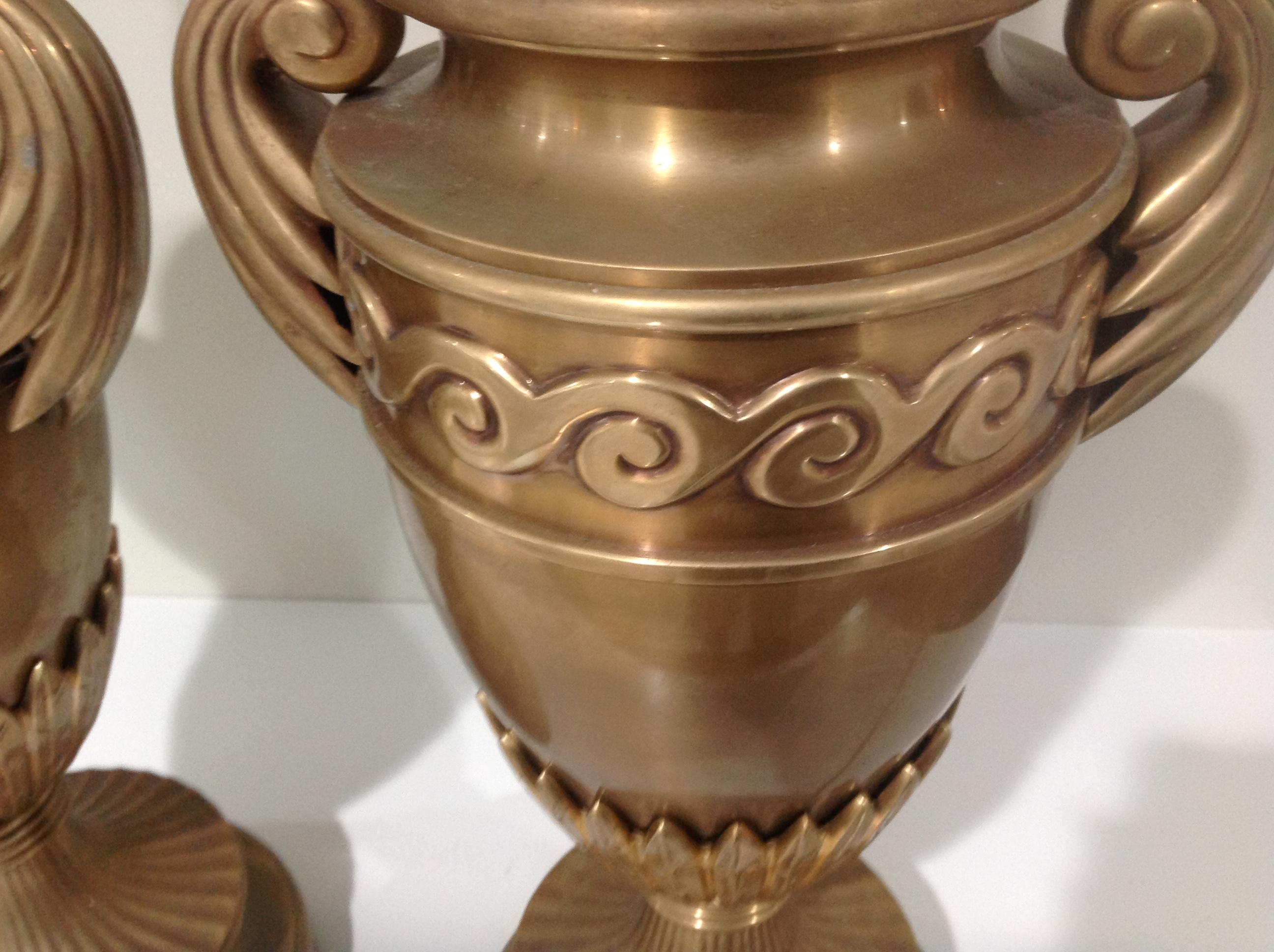 Paar signierte Chapman-Lampen in Urnenform aus Bronze oder Messing mit Original-Endstücken  (Moderne der Mitte des Jahrhunderts) im Angebot