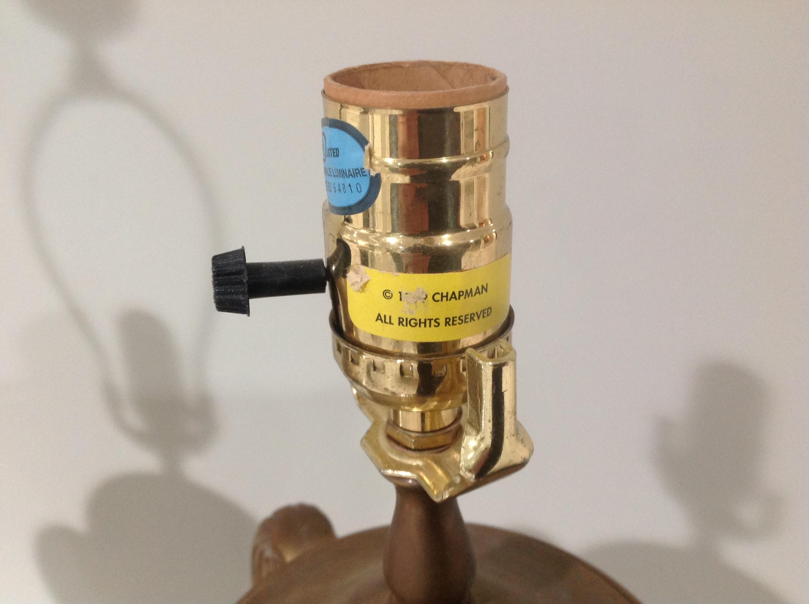 Paar signierte Chapman-Lampen in Urnenform aus Bronze oder Messing mit Original-Endstücken im Angebot 1