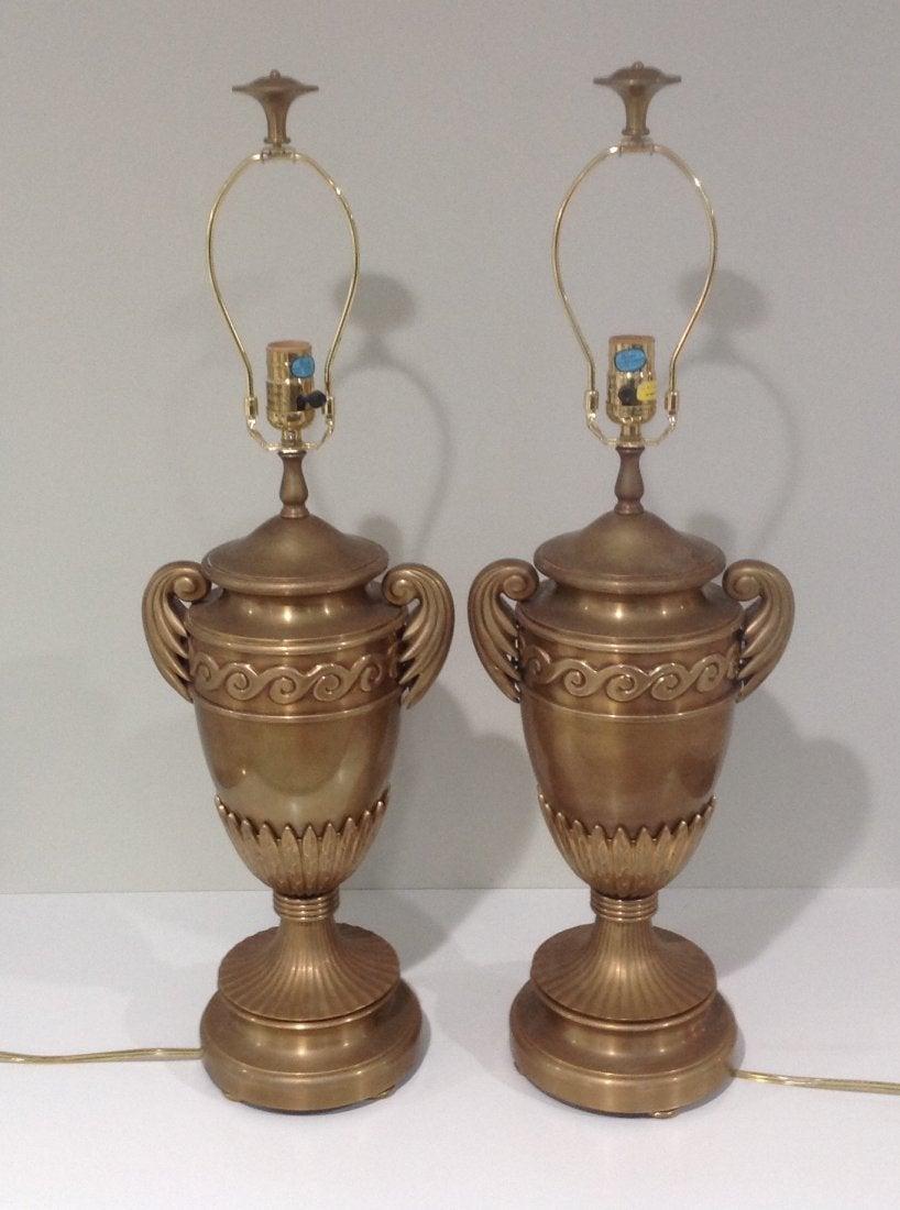 Paar signierte Chapman-Lampen in Urnenform aus Bronze oder Messing mit Original-Endstücken im Angebot 2