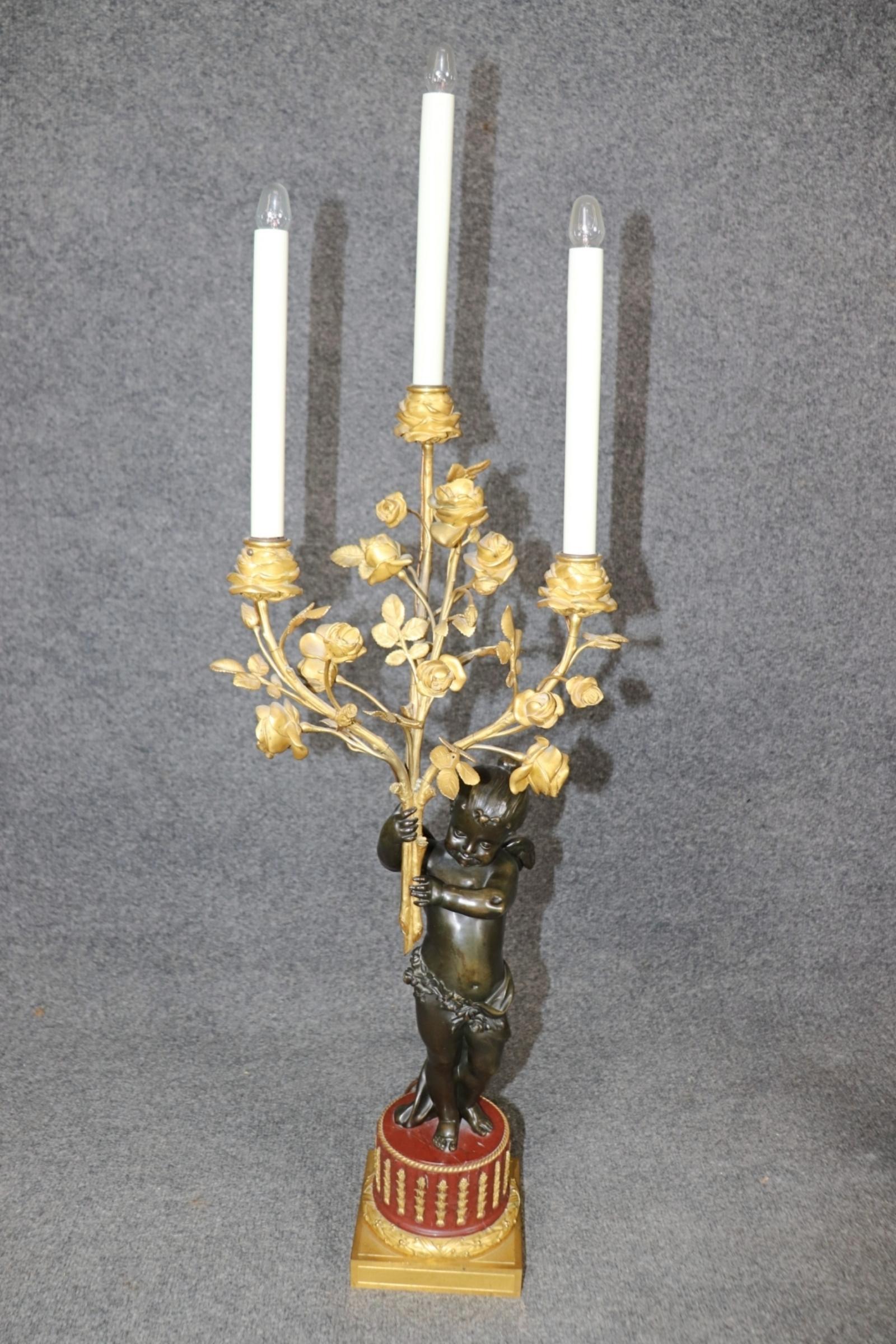 XIXe siècle Paire de candélabres en bronze et bronze doré signés Henri Dasson, 19ème siècle, de style Louis XV. en vente