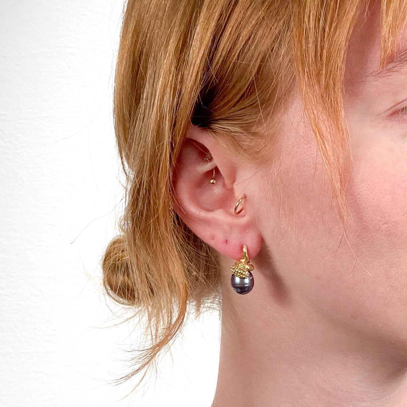 Une belle paire de boucles d'oreilles de créateur.

Signé Lazaro - probablement pour Lazaro Diaz de SOHO, New York.

En or jaune 18k.

Chacune est ornée d'une grande perle de Tahiti baroque suspendue à un serpent figuré enroulé.

Fermeture à clip