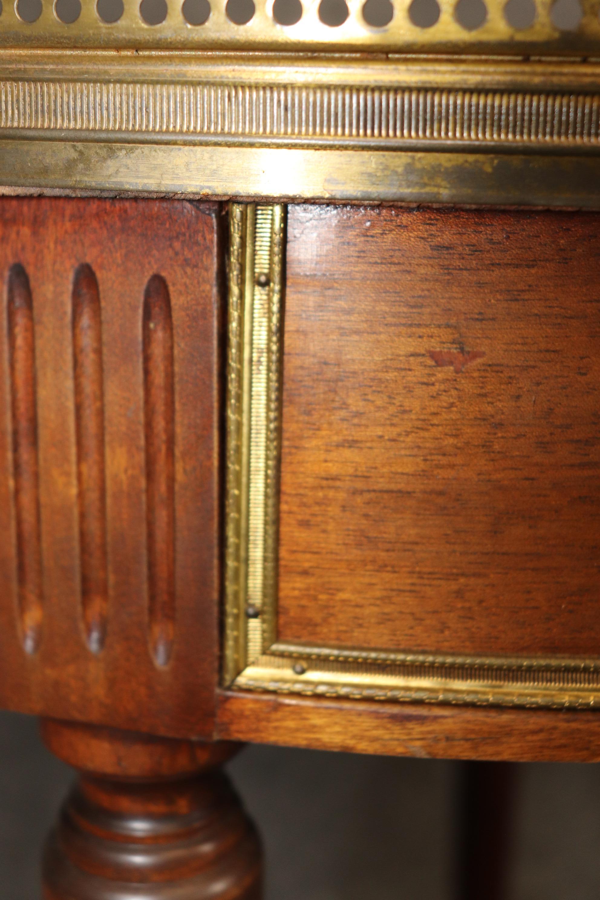 Paire de tables bouillotte Gueridons signées Maison Jansen avec garniture en laiton et plateau en marbre en vente 5