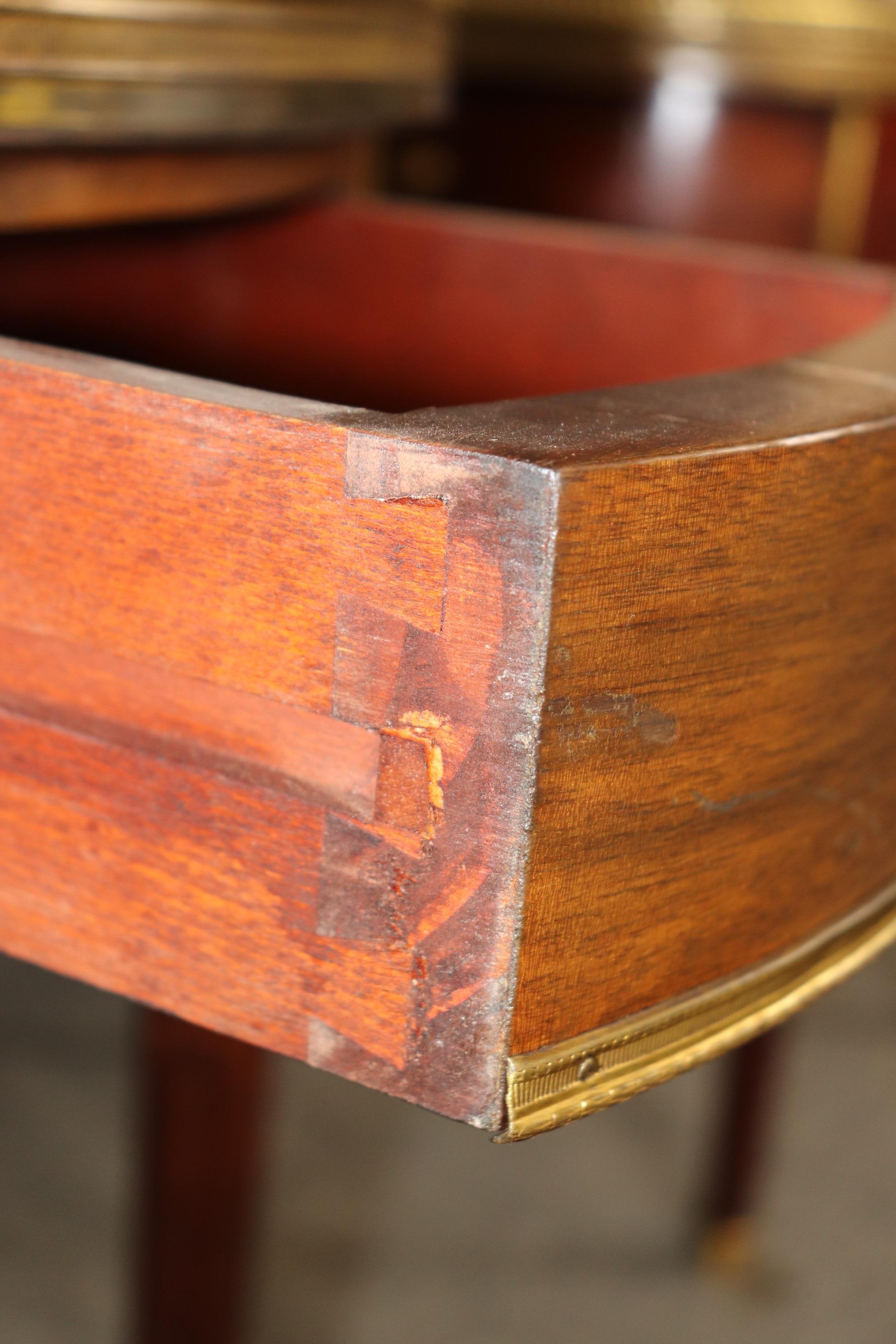 Paire de tables bouillotte Gueridons signées Maison Jansen avec garniture en laiton et plateau en marbre en vente 6
