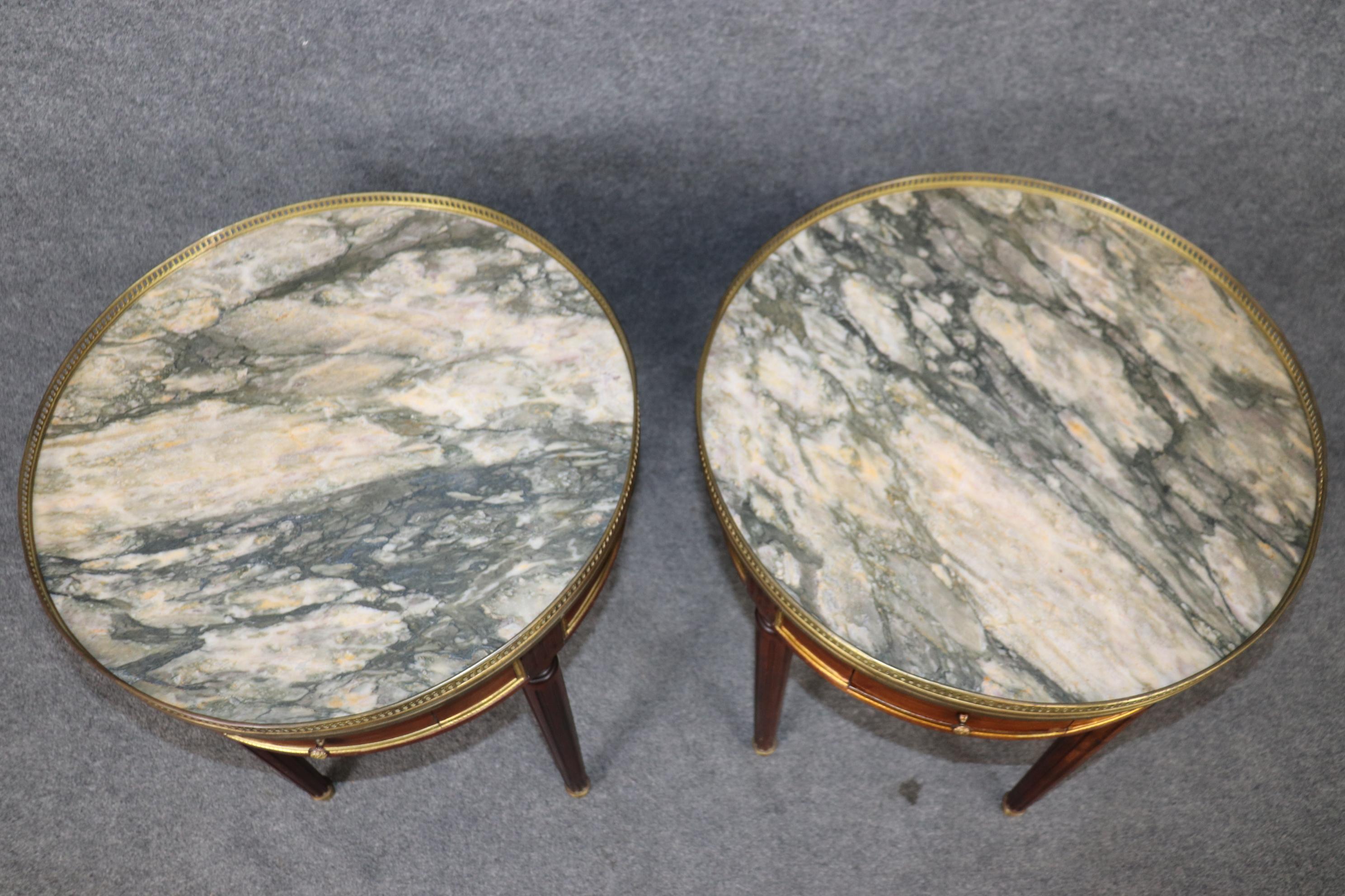 Louis XVI Paire de tables bouillotte Gueridons signées Maison Jansen avec garniture en laiton et plateau en marbre en vente