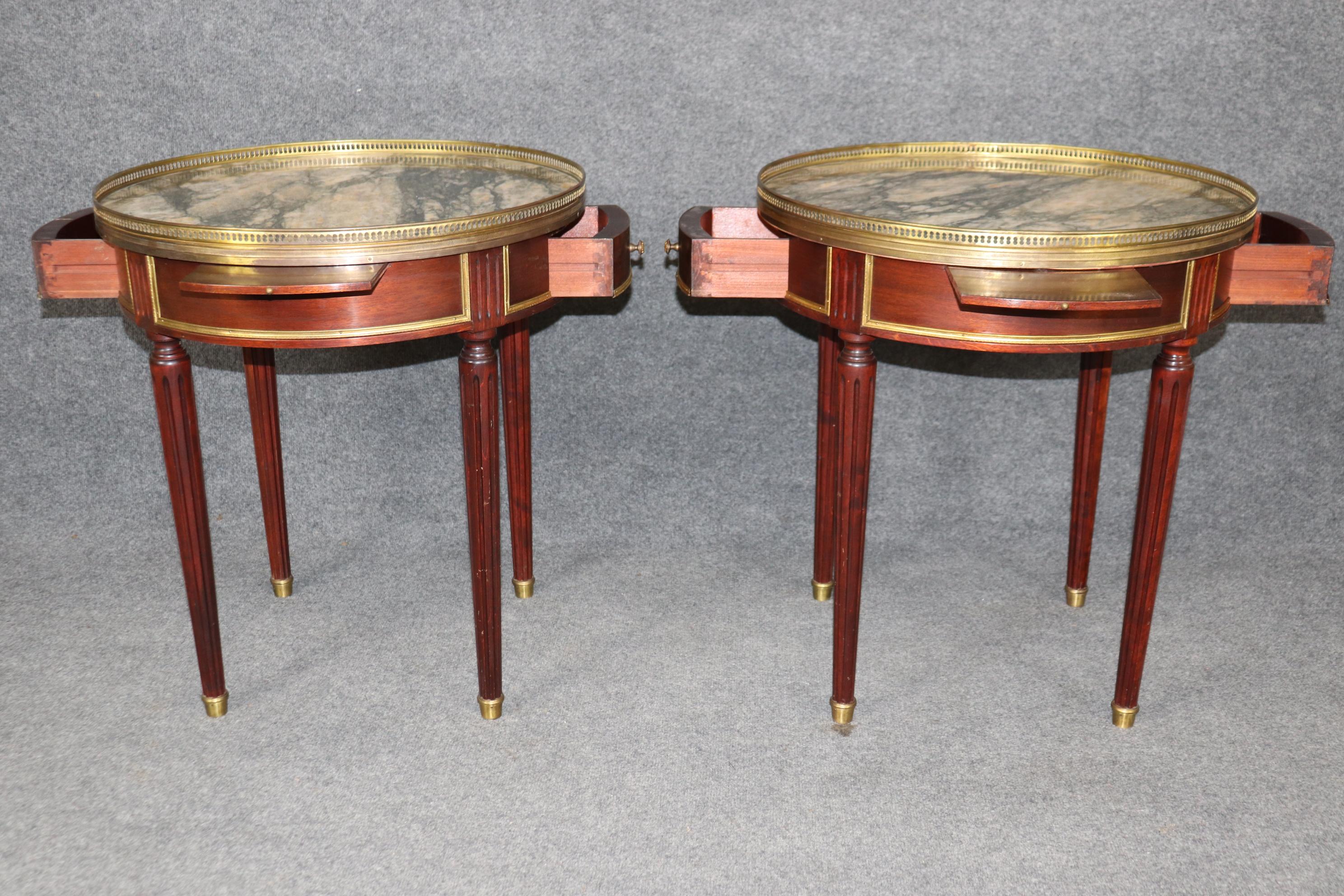 Argentin Paire de tables bouillotte Gueridons signées Maison Jansen avec garniture en laiton et plateau en marbre en vente