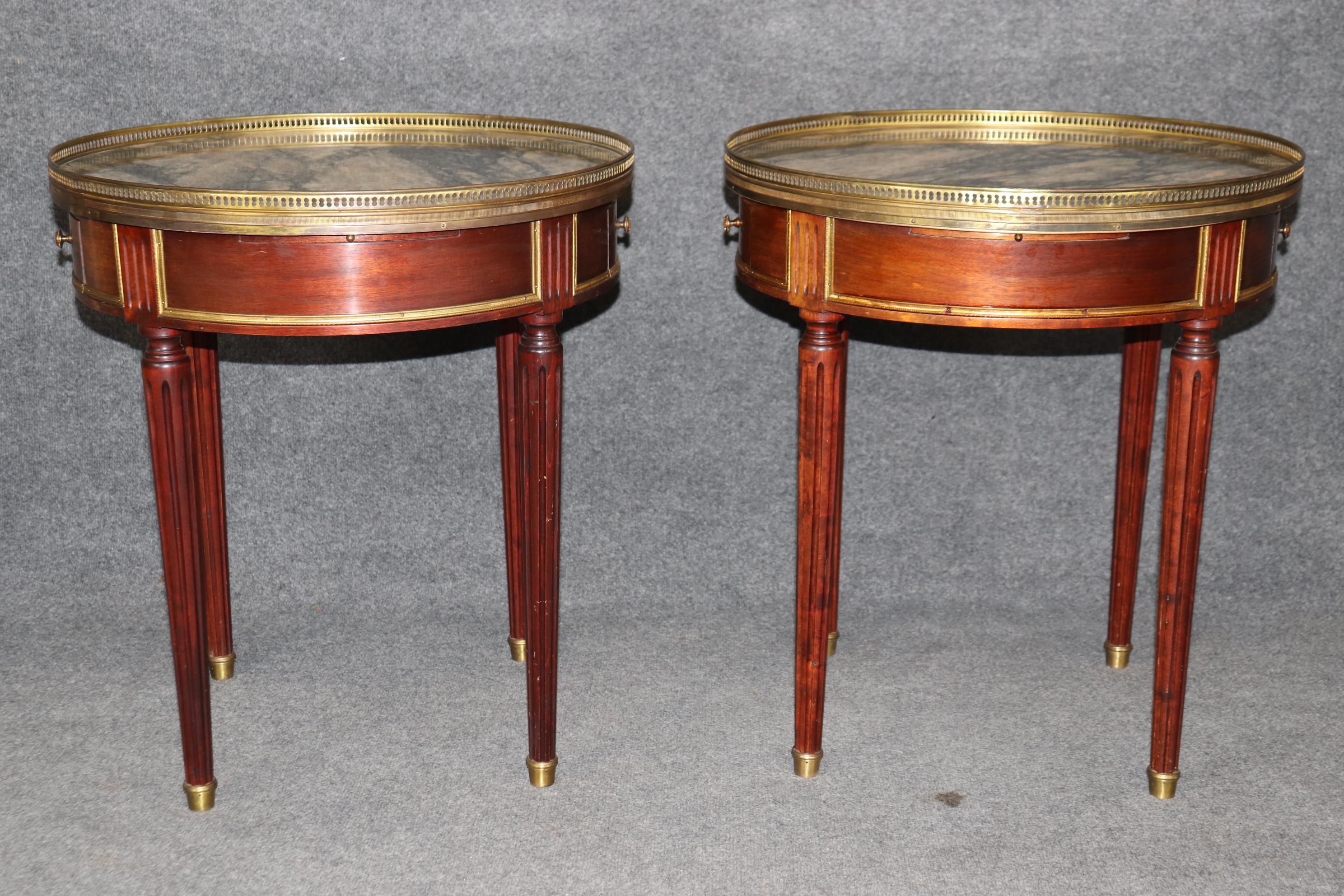 Milieu du XXe siècle Paire de tables bouillotte Gueridons signées Maison Jansen avec garniture en laiton et plateau en marbre en vente