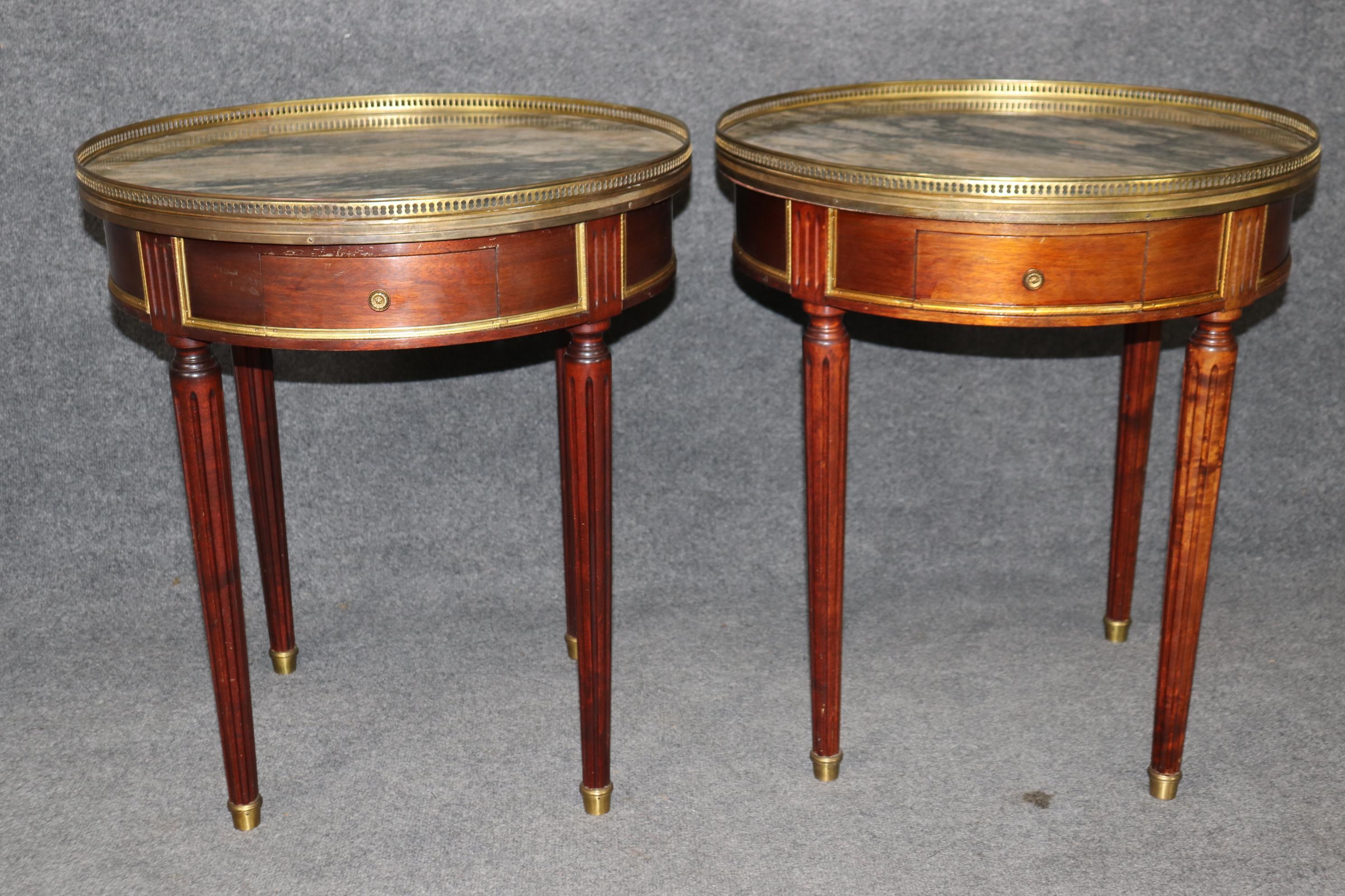 Bronze Paire de tables bouillotte Gueridons signées Maison Jansen avec garniture en laiton et plateau en marbre en vente