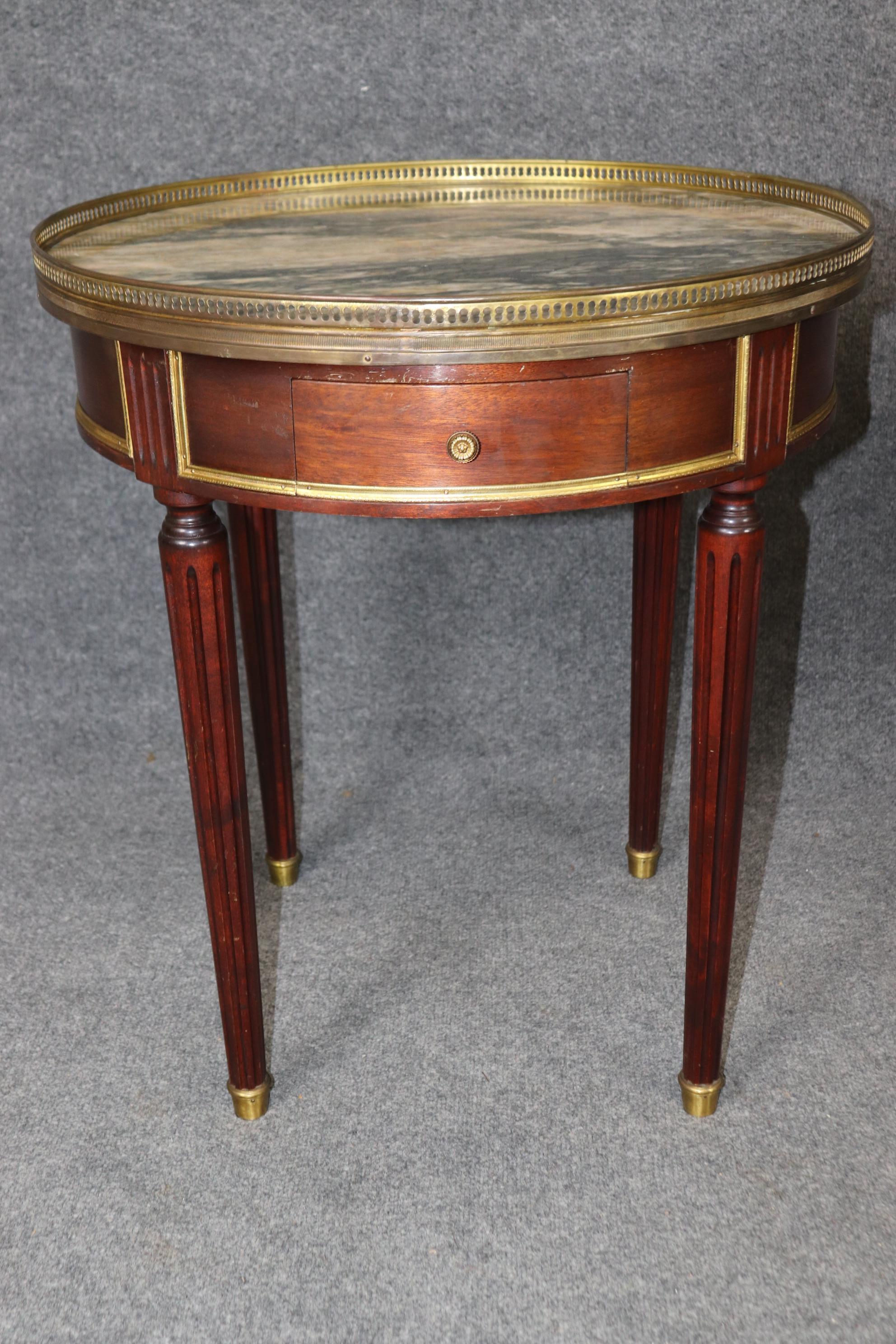 Paire de tables bouillotte Gueridons signées Maison Jansen avec garniture en laiton et plateau en marbre en vente 1