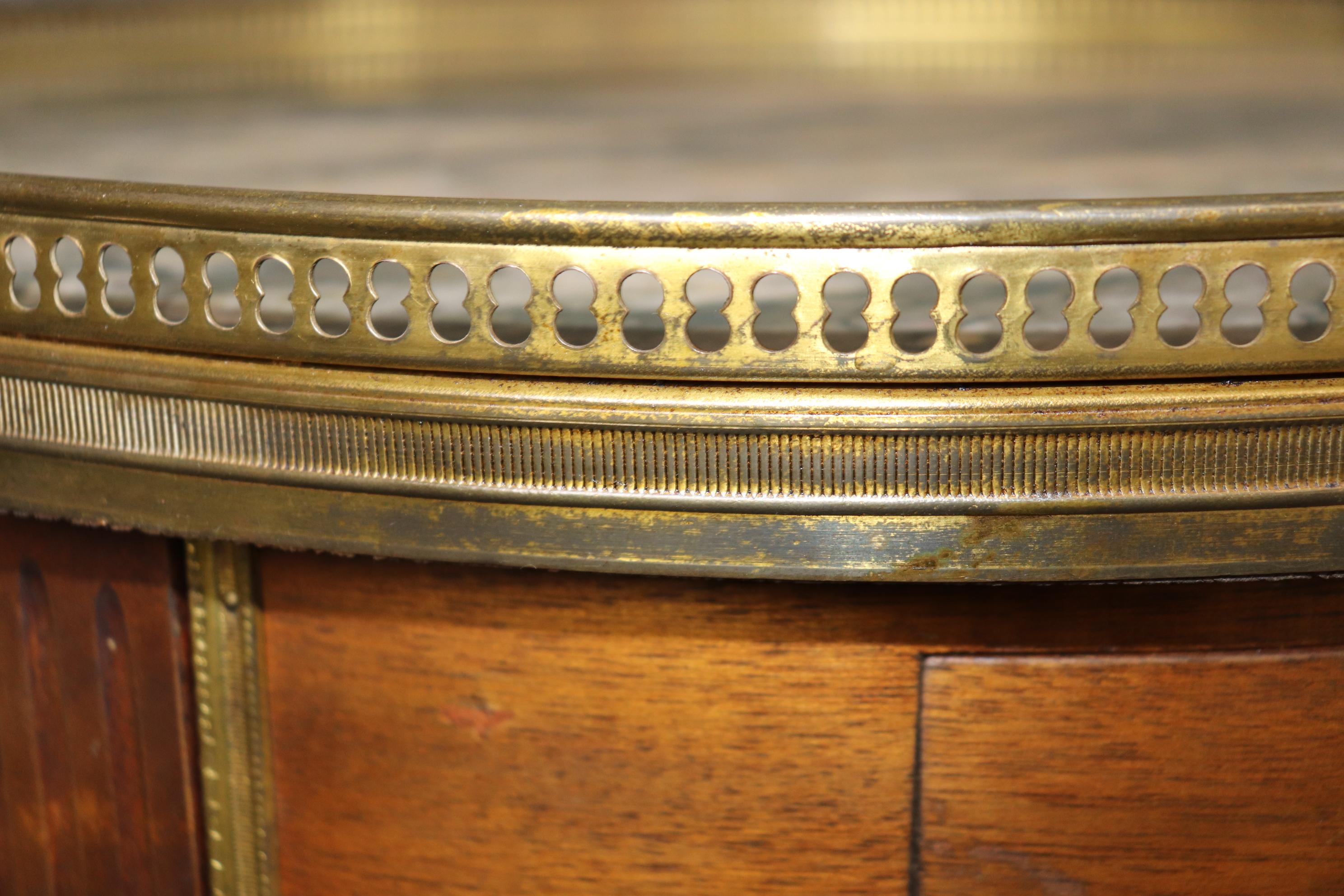 Paire de tables bouillotte Gueridons signées Maison Jansen avec garniture en laiton et plateau en marbre en vente 2