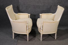 Paar weiß bemalte Louis XVI Bergre-Loungesessel, signiert Maison Jansen, C1940